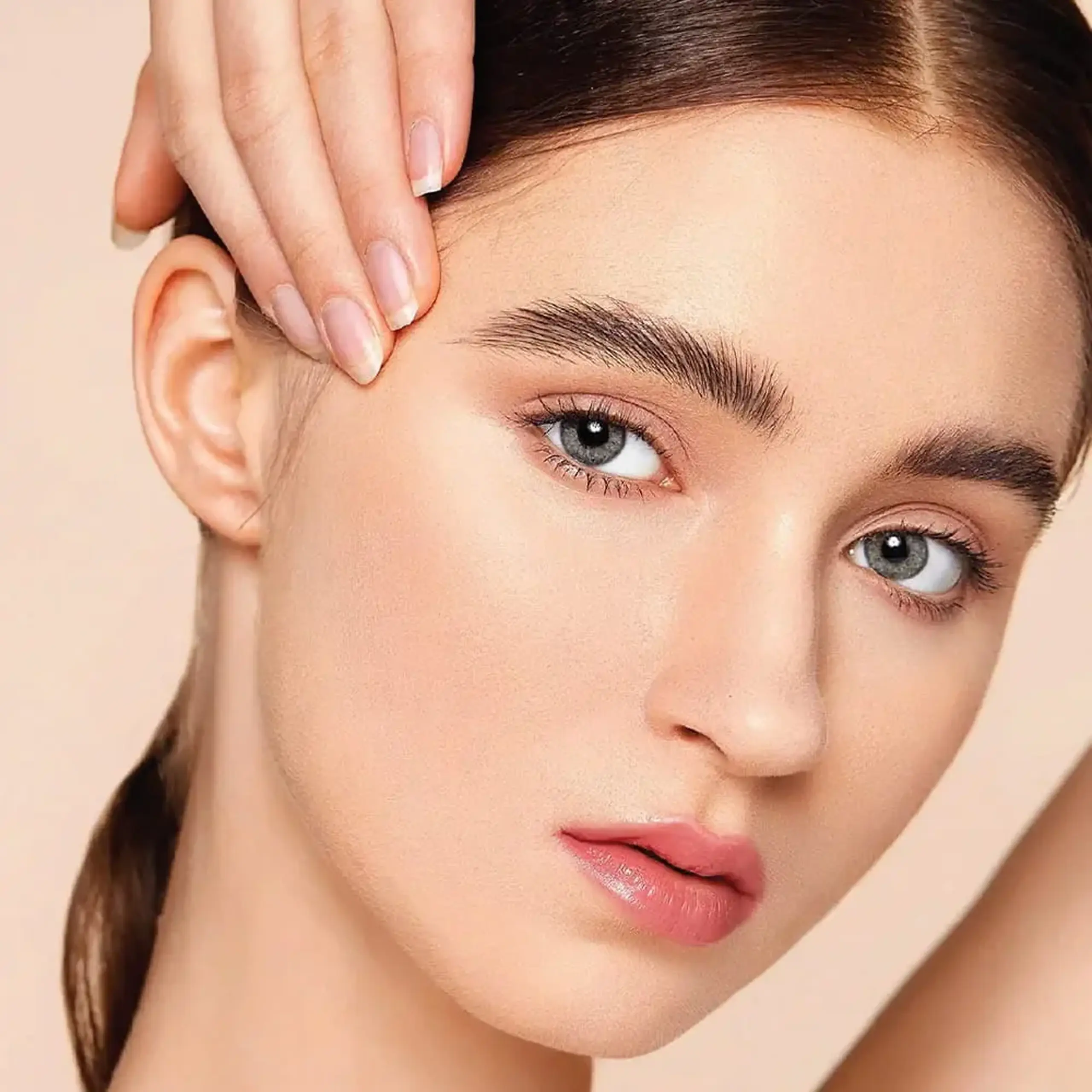 Ceară transparentă pentru modelarea și fixarea sprâncenelor SHEGLAM Hi Brow Shaping Wax 2,5 g