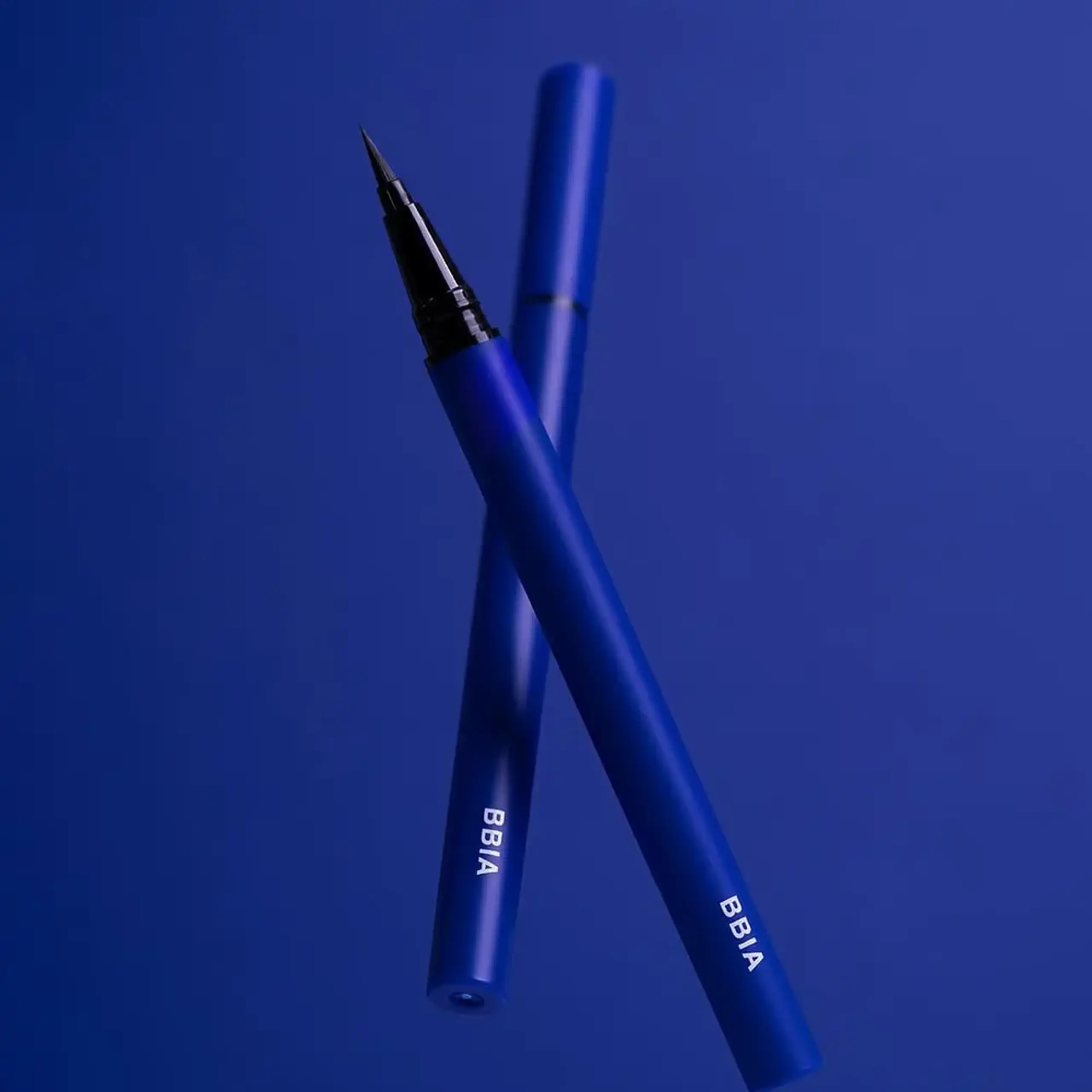 Eyelinerul rezistent la apă cu finisaj mat BBIA Never Die Brush Eyeliner 01 Matte Black #8449
