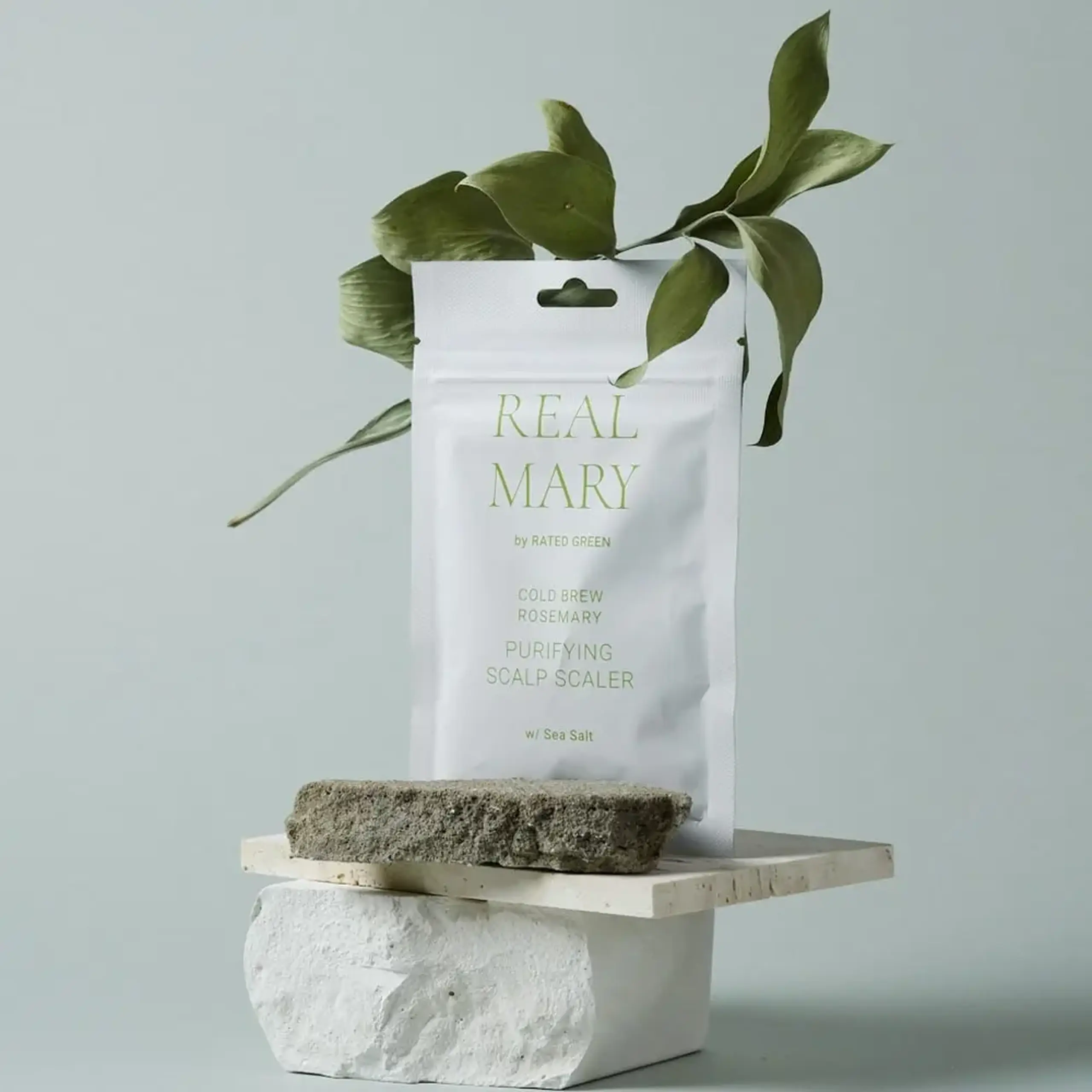 Mască pentru curățirea scalpului cu Rozmarin Rated Green Cold Brew Rosemary Purifying Scalp Scaler Sea salt 50ml