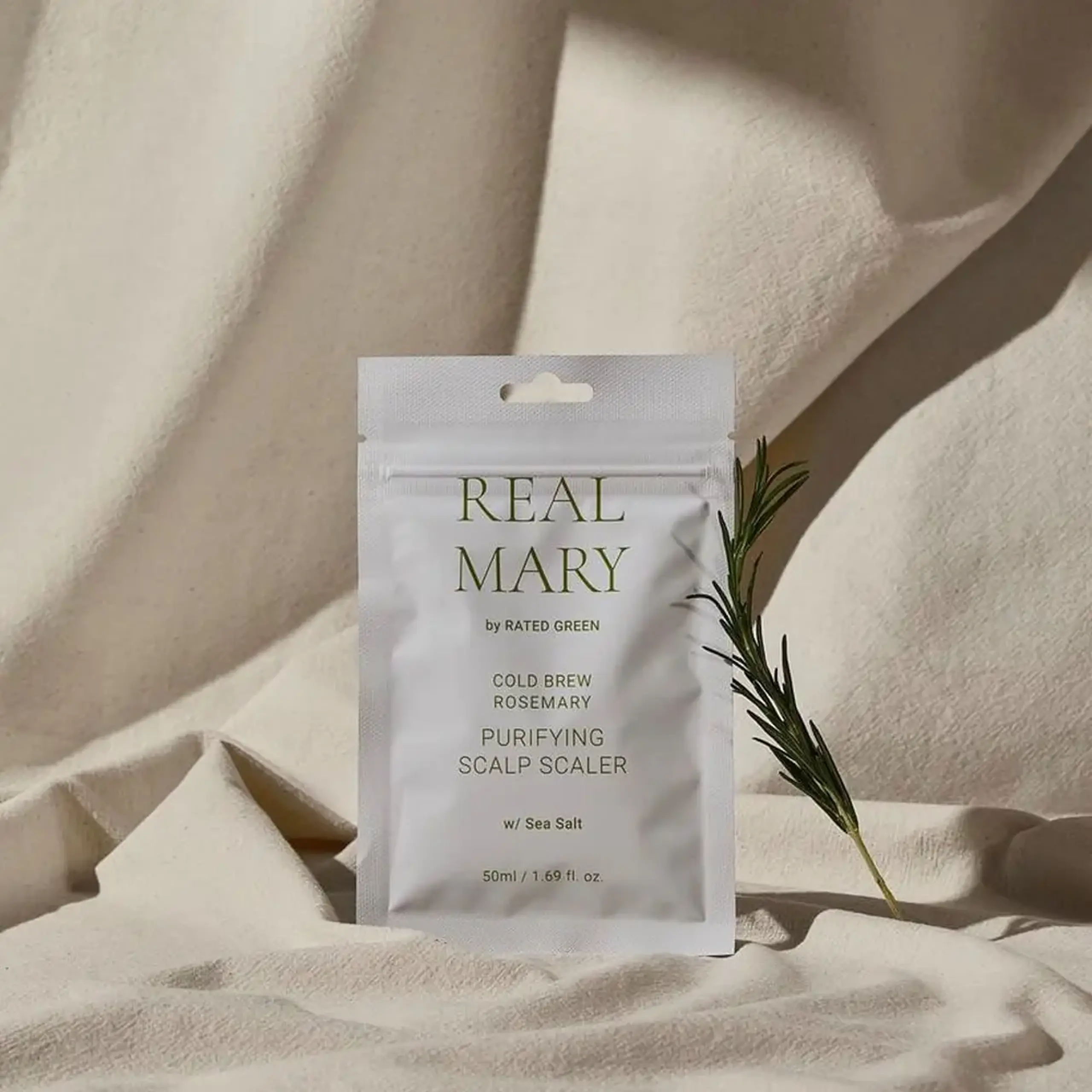 Mască pentru curățirea scalpului cu Rozmarin Rated Green Cold Brew Rosemary Purifying Scalp Scaler Sea salt 50ml