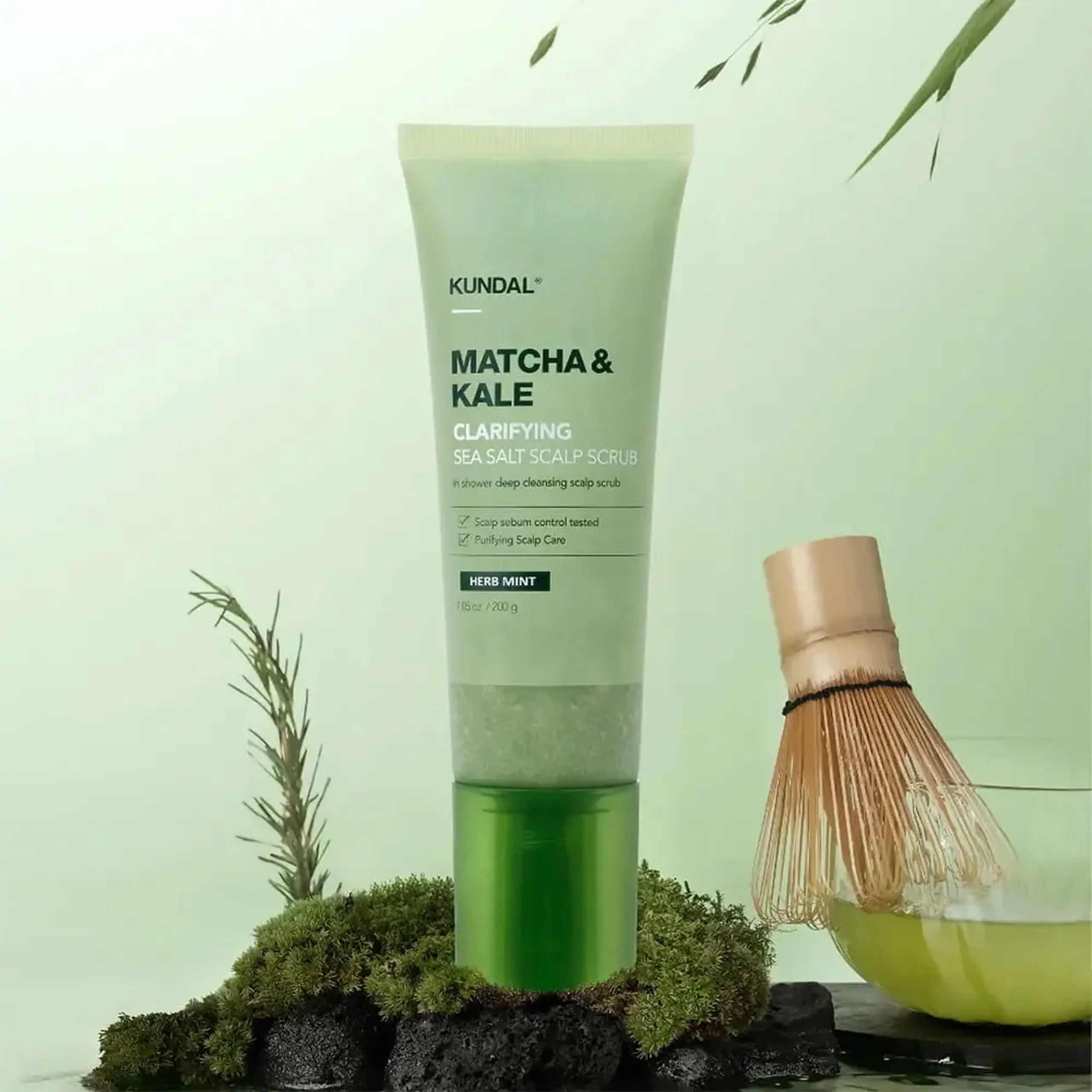 Scrub pentru scalp cu sare de mare Kundal MATCHA & KALE CLARIFYING SEA SALT SCALP SCRUB 200G - HERB MINT