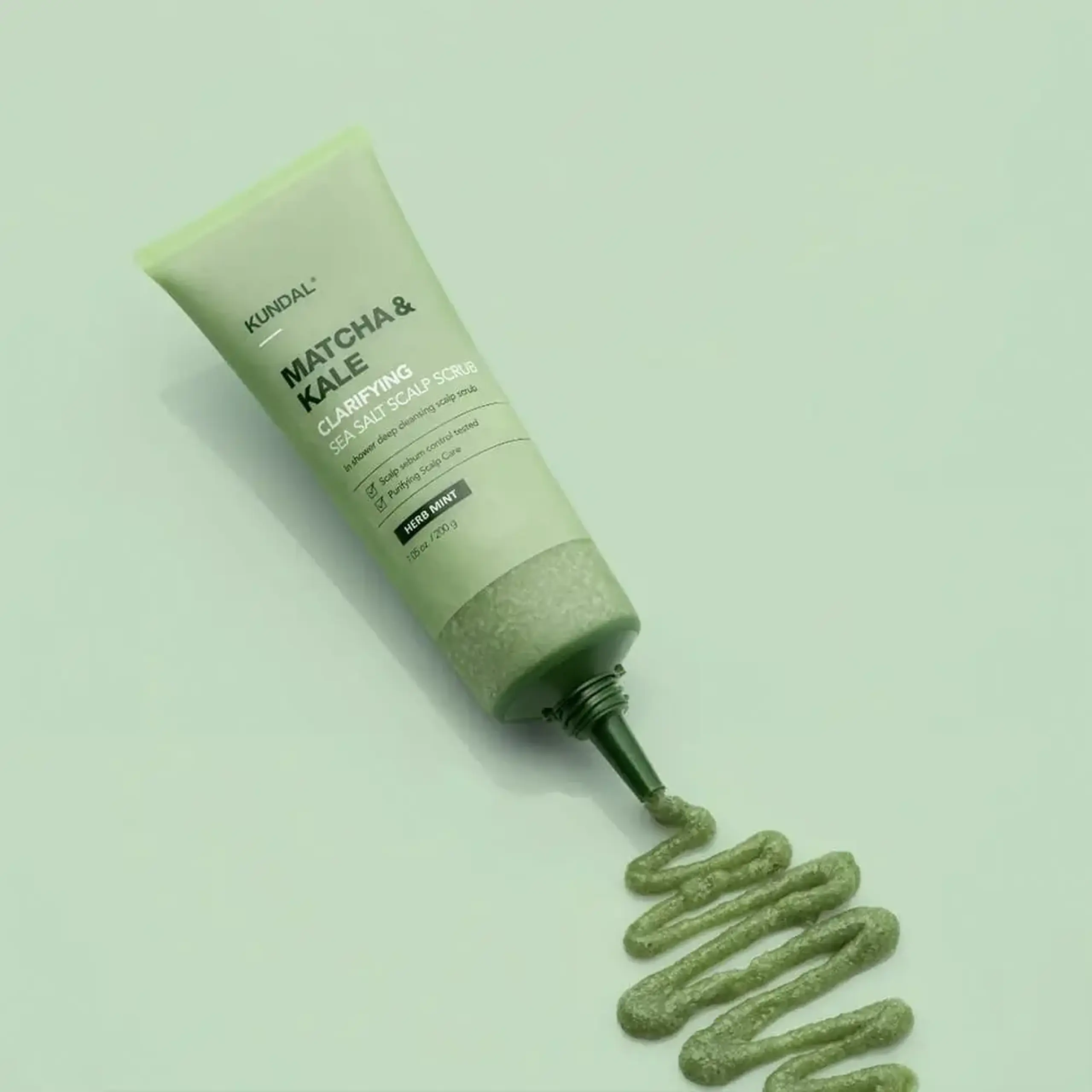 Scrub pentru scalp cu sare de mare Kundal MATCHA & KALE CLARIFYING SEA SALT SCALP SCRUB 200G - HERB MINT