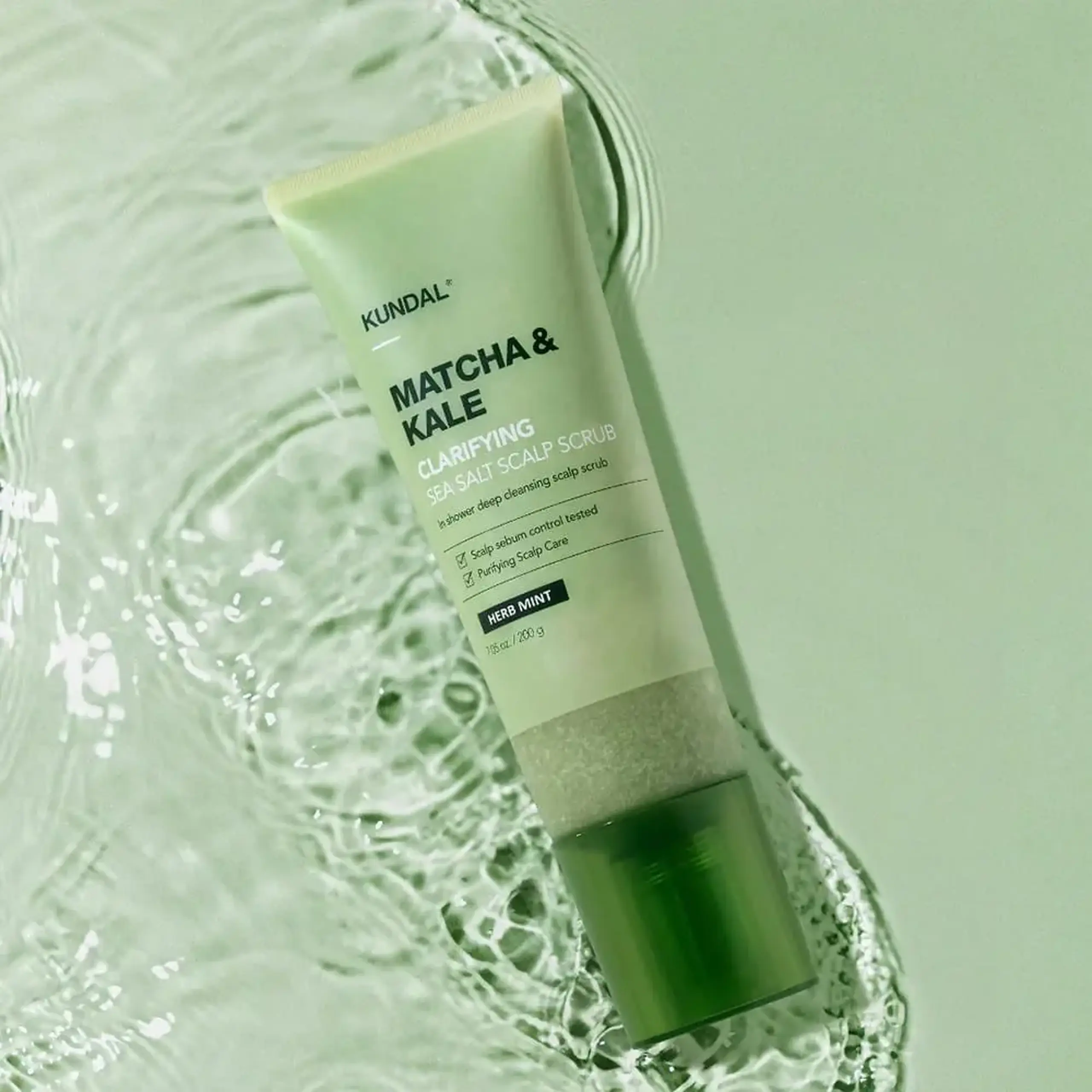 Scrub pentru scalp cu sare de mare Kundal MATCHA & KALE CLARIFYING SEA SALT SCALP SCRUB 200G - HERB MINT