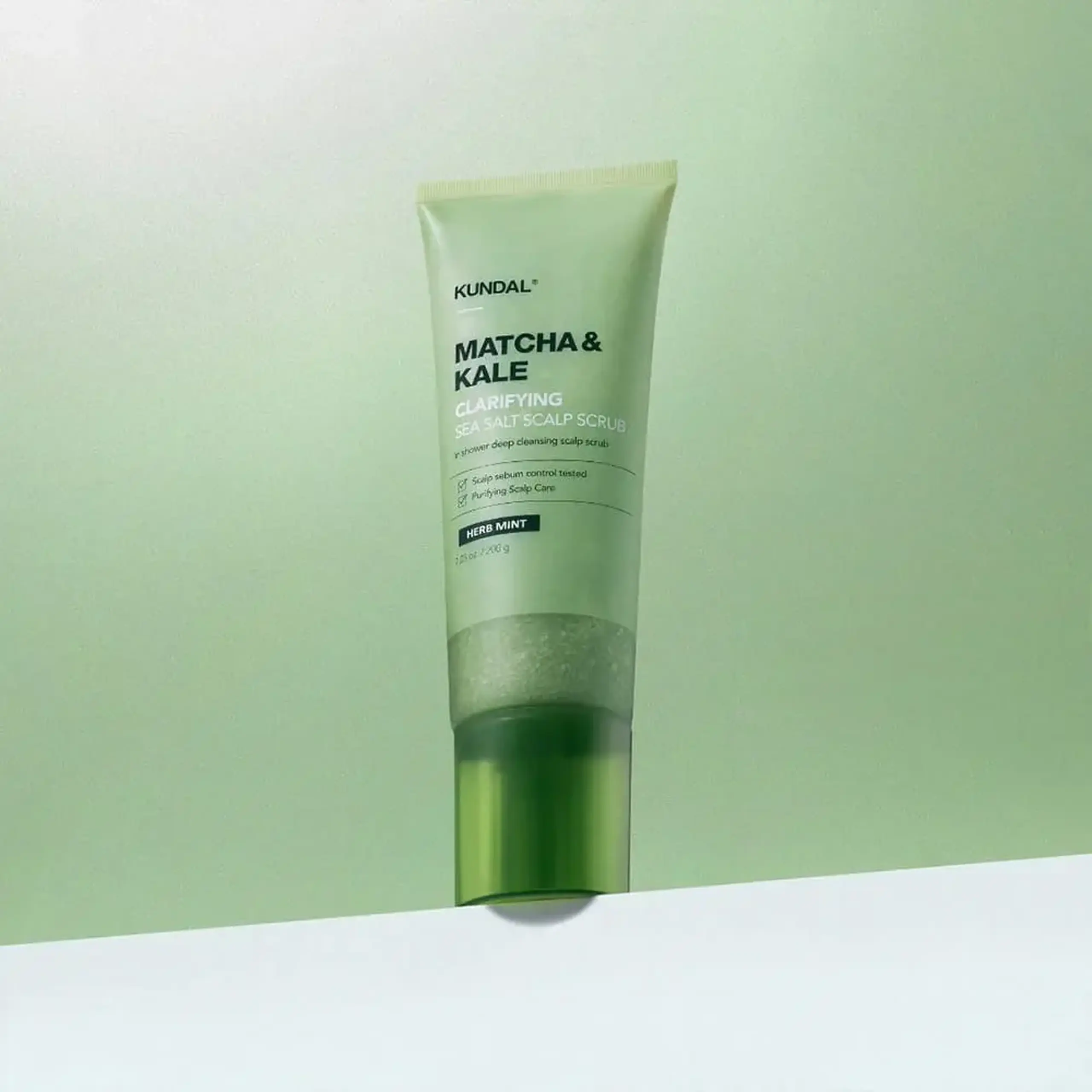Scrub pentru scalp cu sare de mare Kundal MATCHA & KALE CLARIFYING SEA SALT SCALP SCRUB 200G - HERB MINT