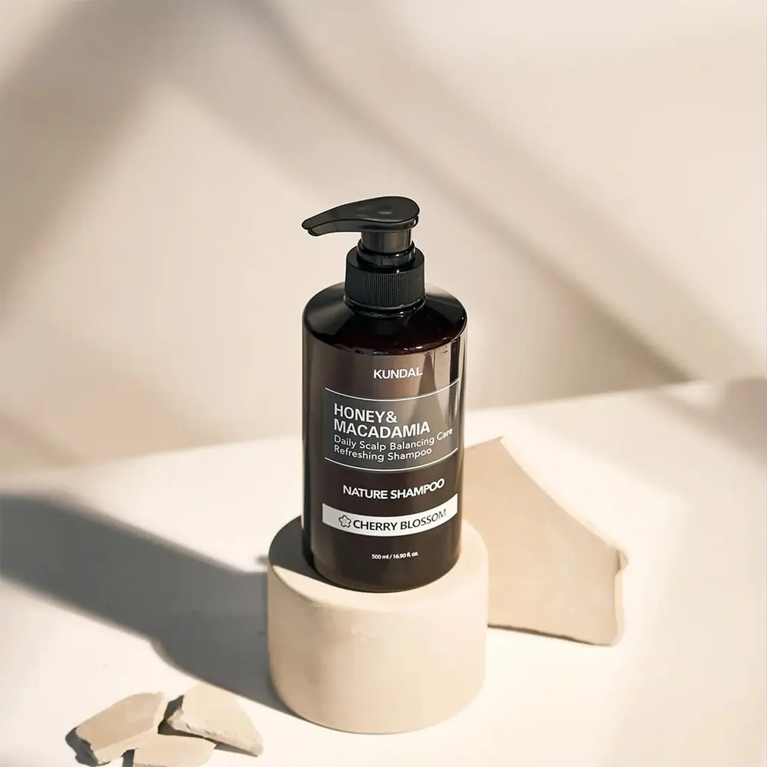 Şampon hidratant fără sulfaţi Kundal Honey &amp; Macadamia Cherry Blossom Shampoo 500ml