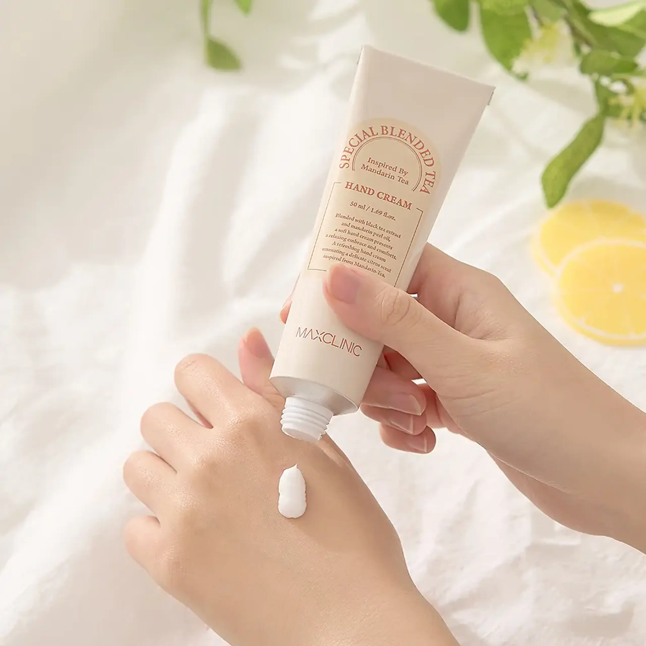 Cremă de mâini hidratantă cu un parfum delicat și rafinat Maxclinic SPECIAL BLENDED TEA Hand Cream 50ml