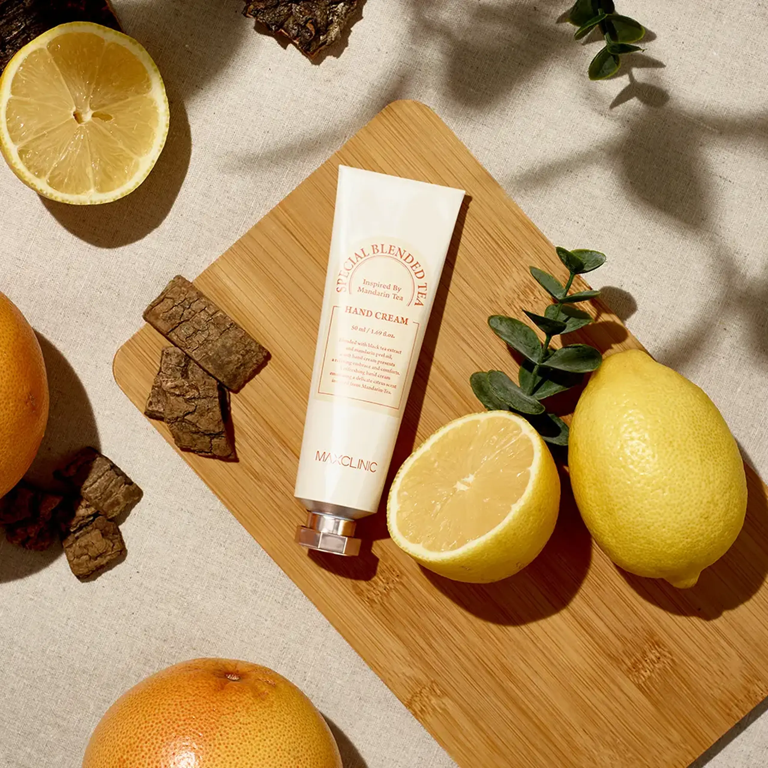 Cremă de mâini hidratantă cu un parfum delicat și rafinat Maxclinic SPECIAL BLENDED TEA Hand Cream 50ml