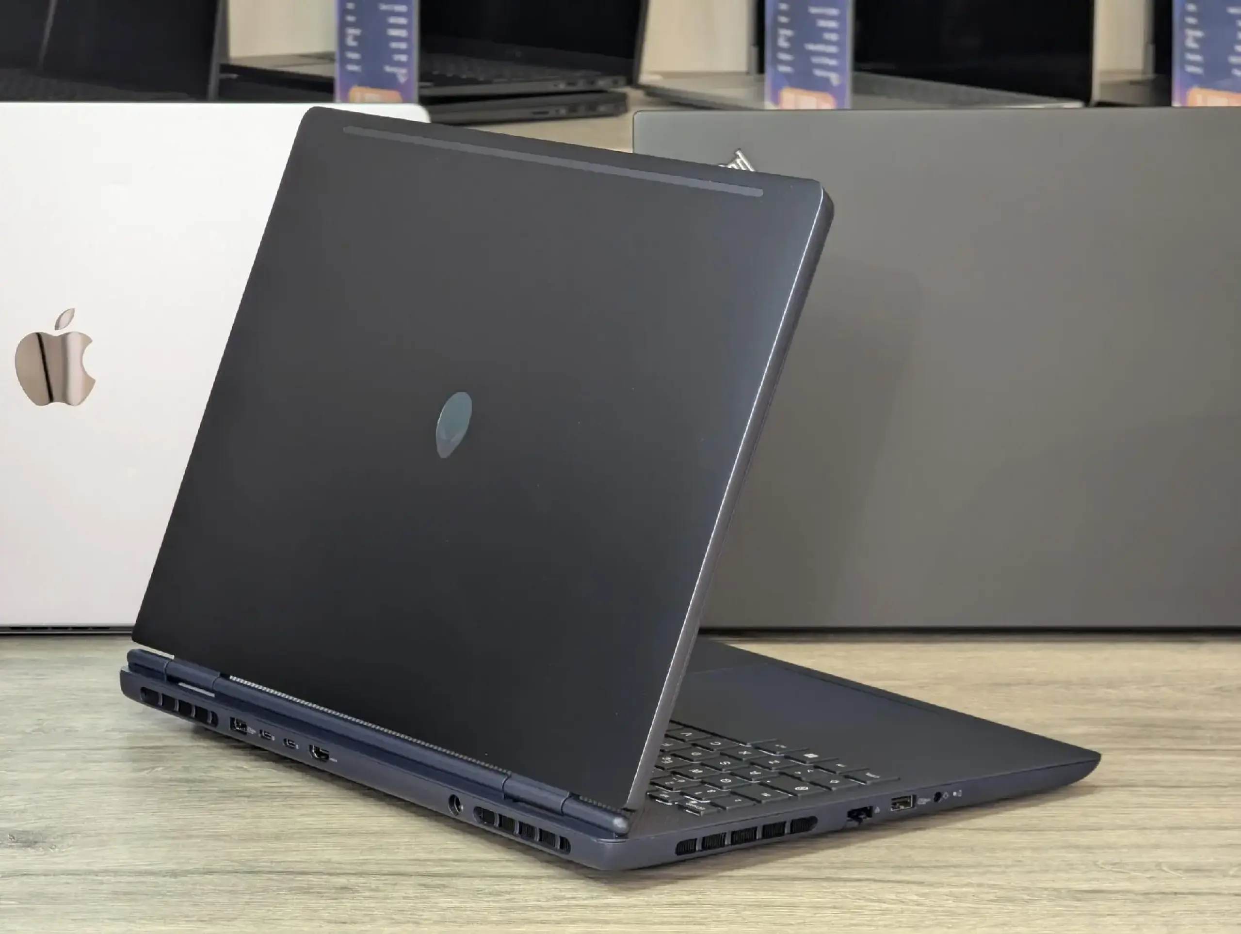Alienware m16 R2 | Intel Core Ultra 7-240H | 16GB DDR5 | 1TB SSD | RTX 5060 8GB | 16.0" 2.5K 120Hz