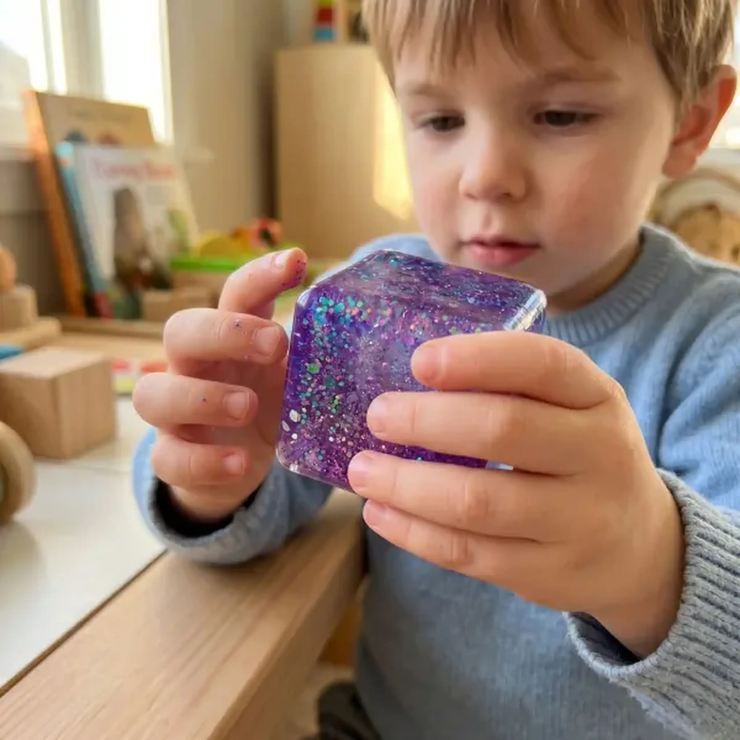 Cub antistres „Magic Glitter Ice Cube” cu sclipici, 5×5×5 cm, mov