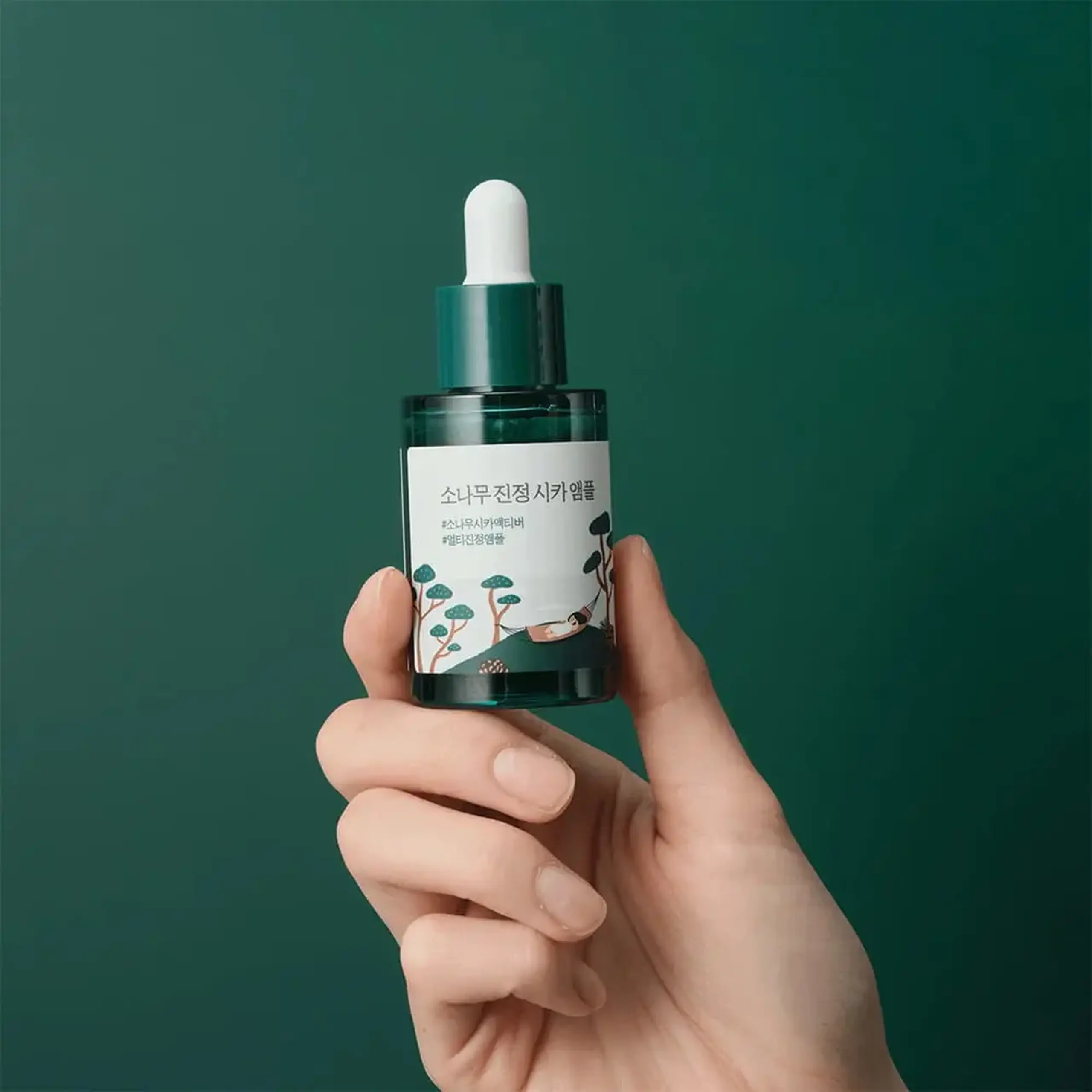 Ampulă calmantă și hidratantă pentru pielea sensibilă ROUND LAB Pine Calming Cica Ampoule 30ml