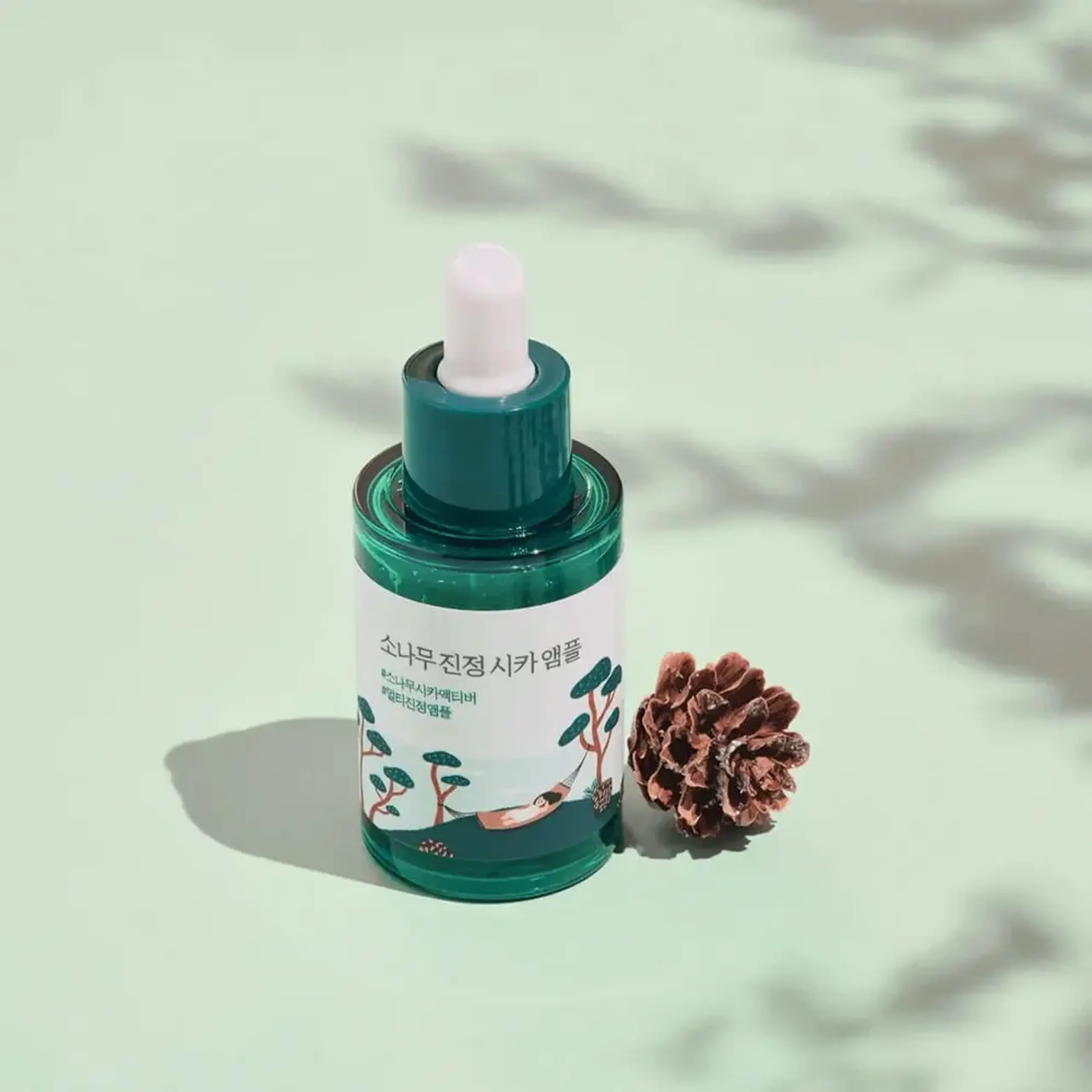 Ampulă calmantă și hidratantă pentru pielea sensibilă ROUND LAB Pine Calming Cica Ampoule 30ml