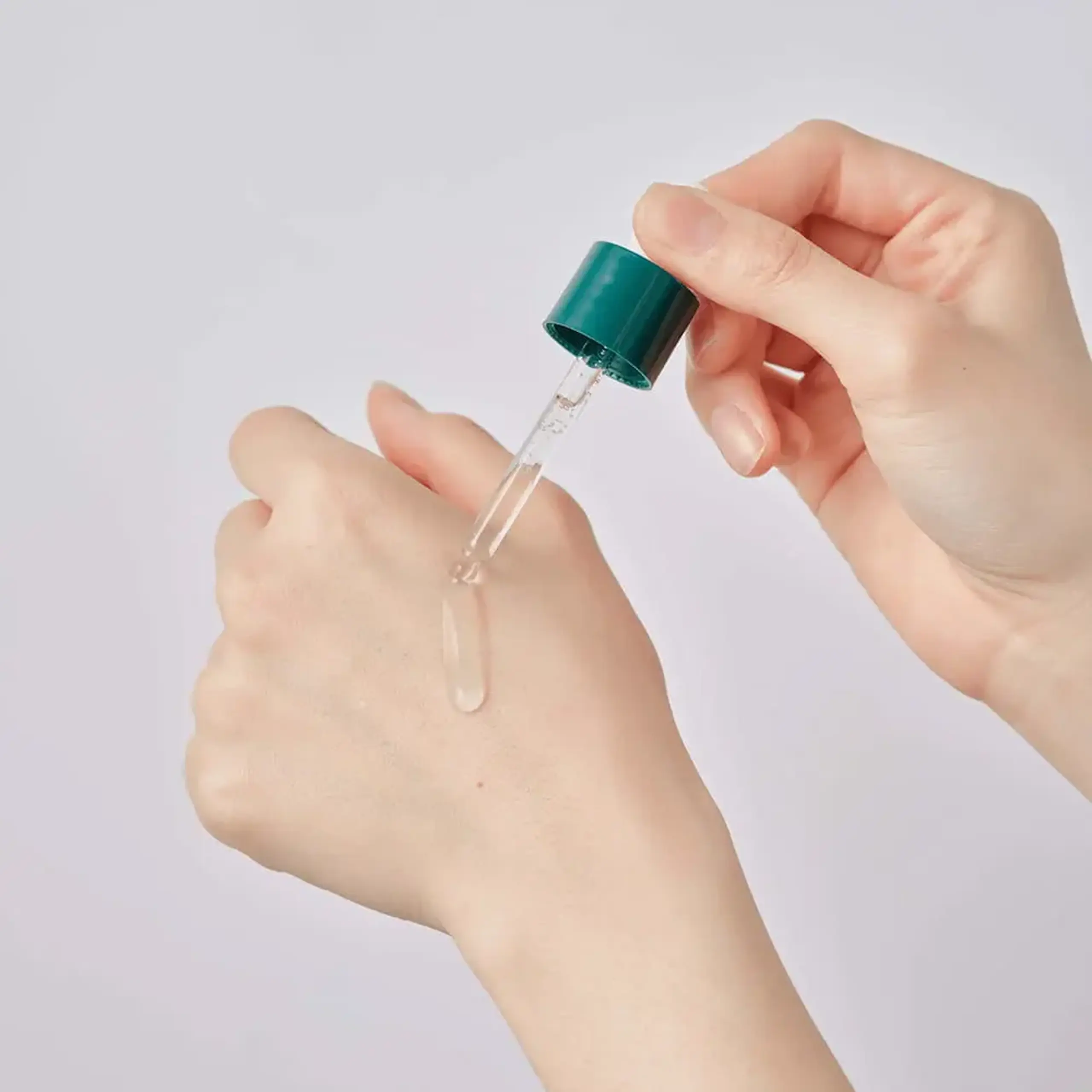 Ampulă calmantă și hidratantă pentru pielea sensibilă ROUND LAB Pine Calming Cica Ampoule 30ml