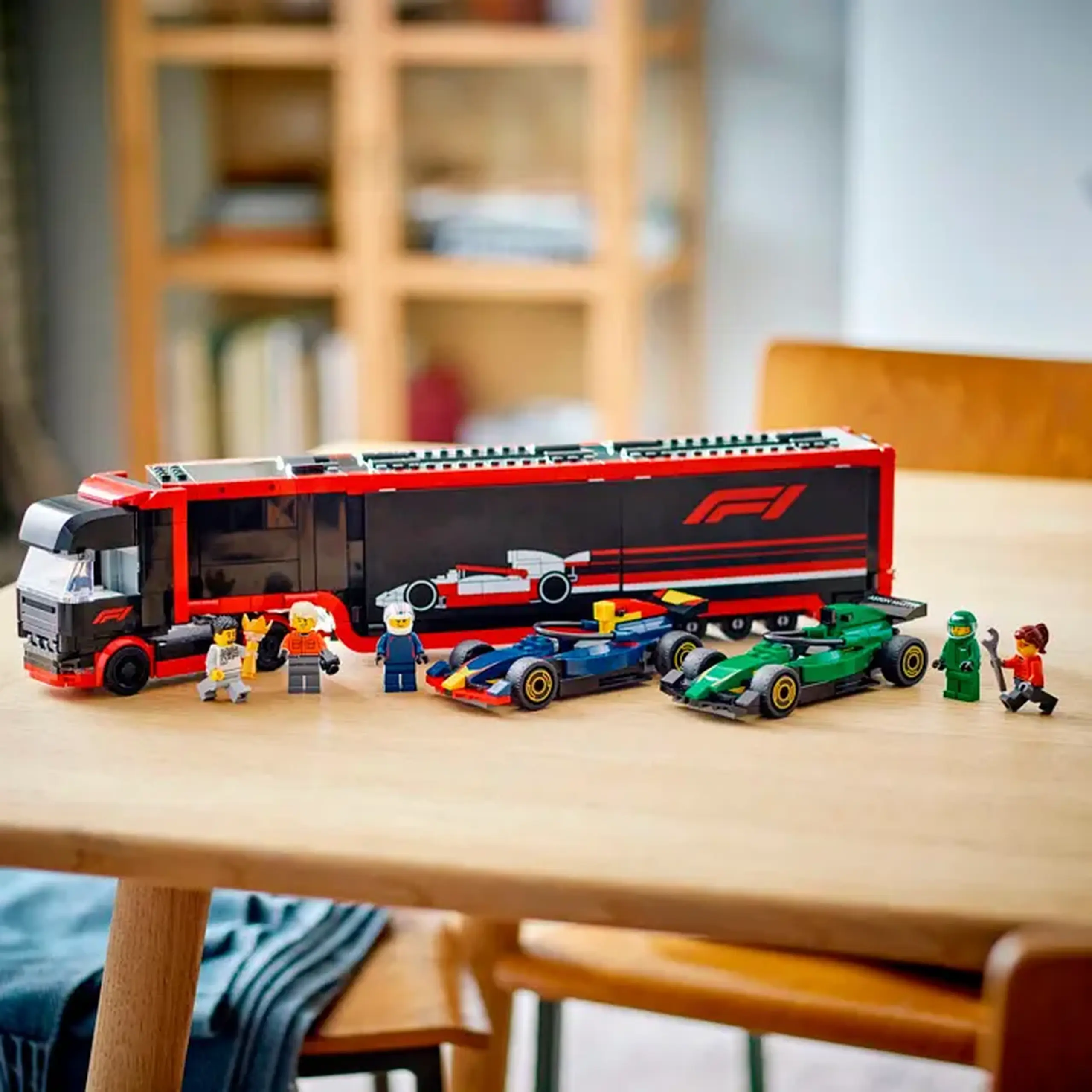Lego City Camion F1 cu masinile F1 RB20 si AMR24 60445