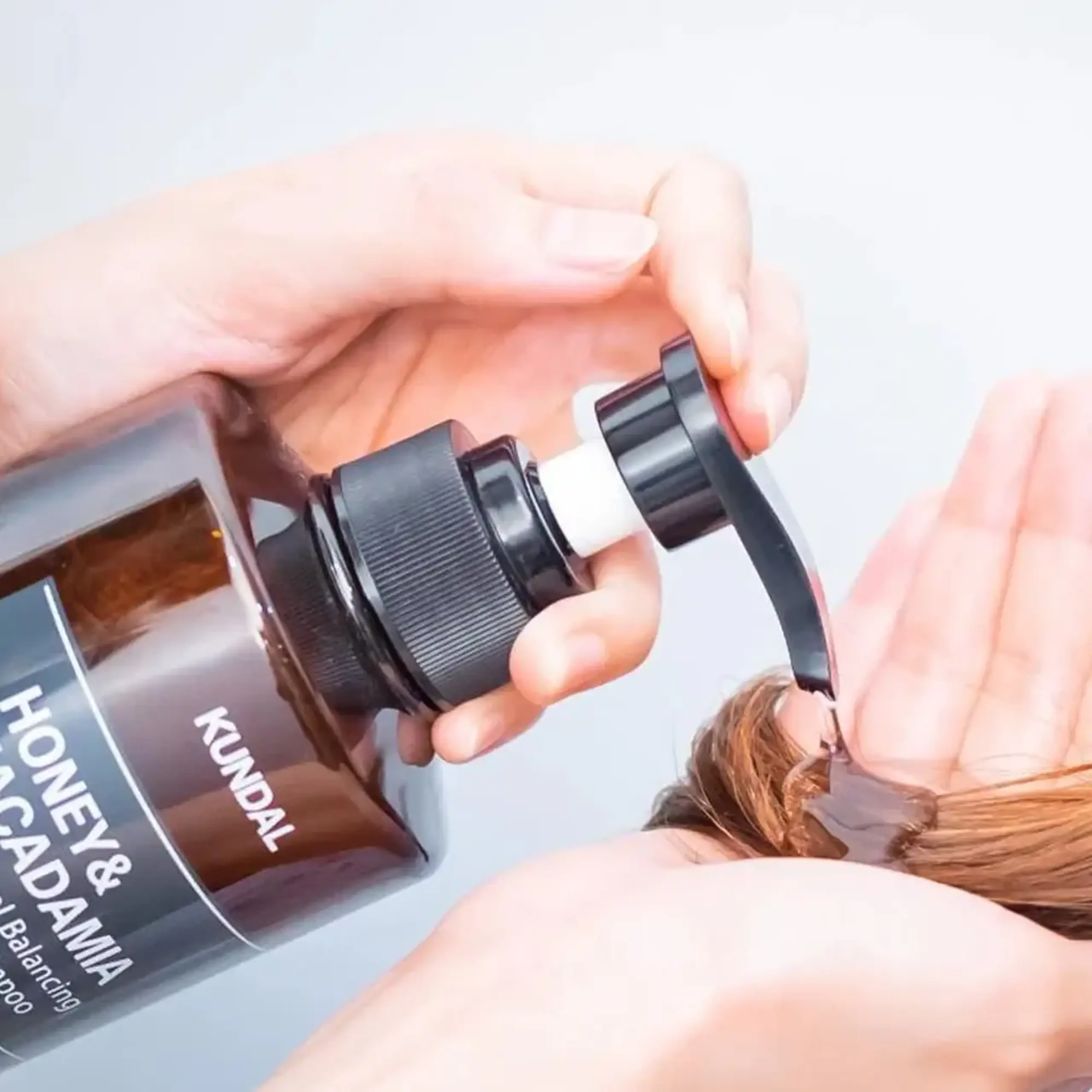 Şampon hidratat fără sulfaţi Kundal Honey &amp; Macadamia Shampoo Amber Vanilla 500ml
