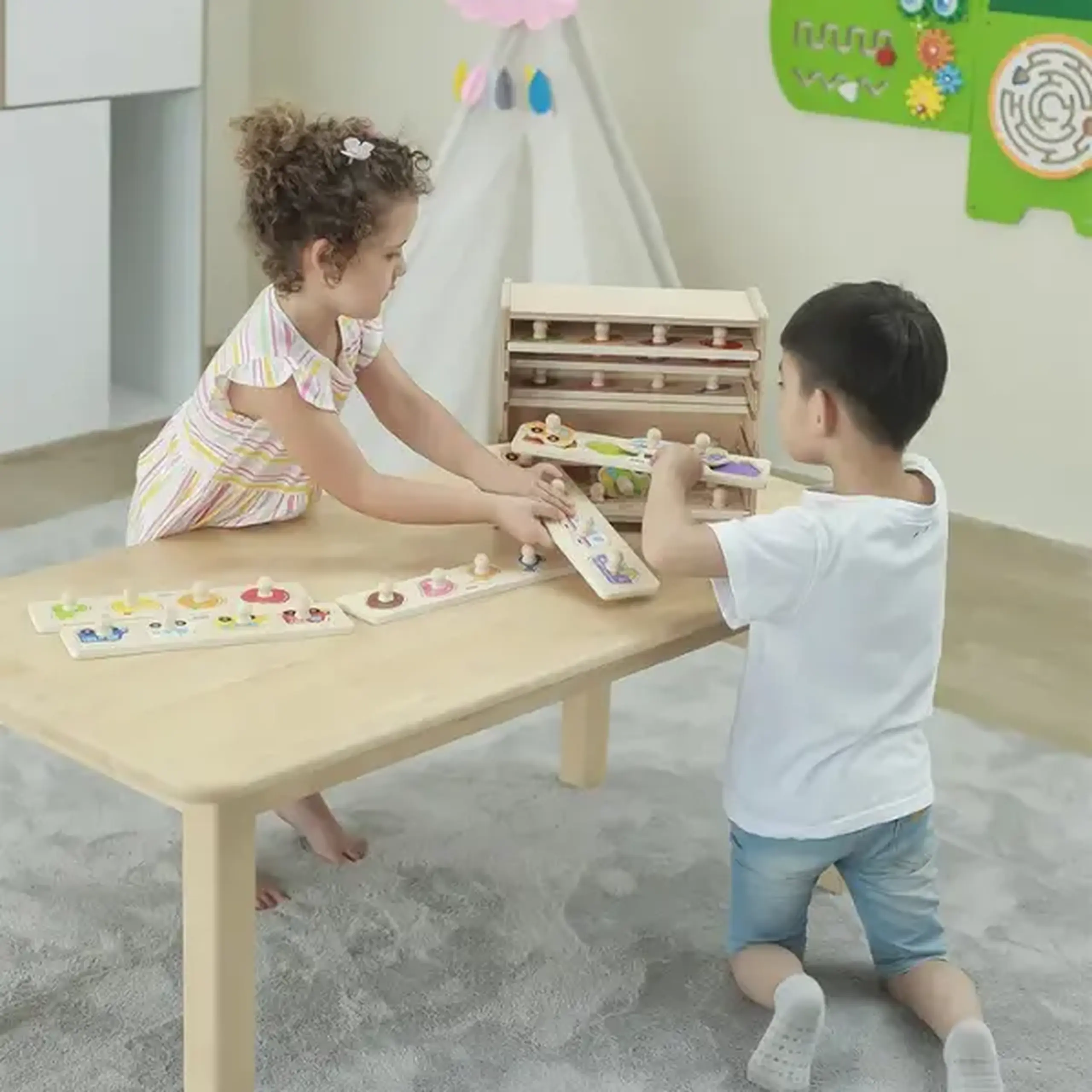 Set de puzzle-uri din lemn cu buton și suport, 12 puzzle-uri
