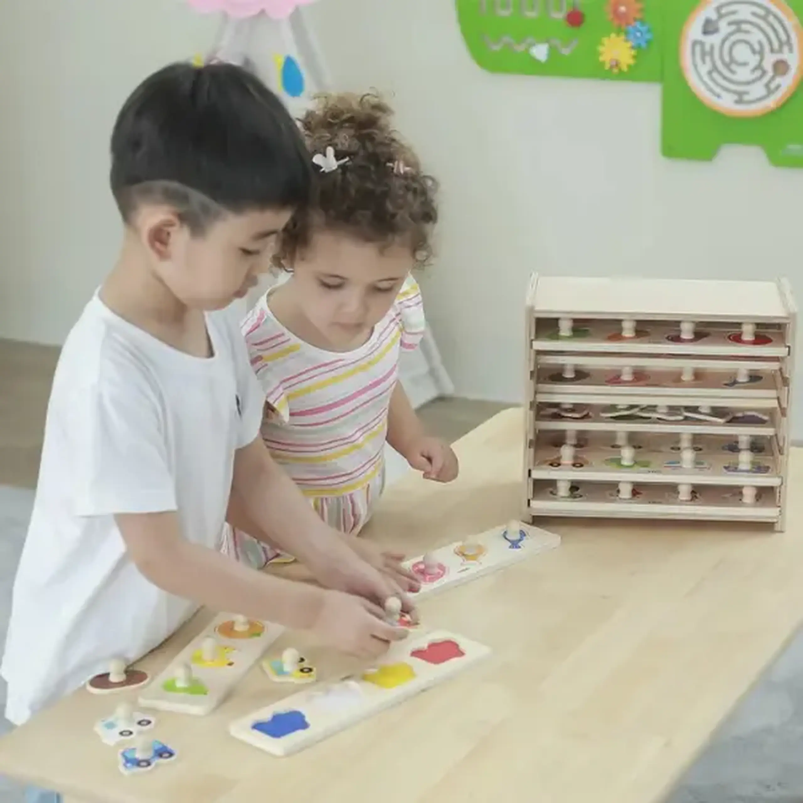 Set de puzzle-uri din lemn cu buton și suport, 12 puzzle-uri
