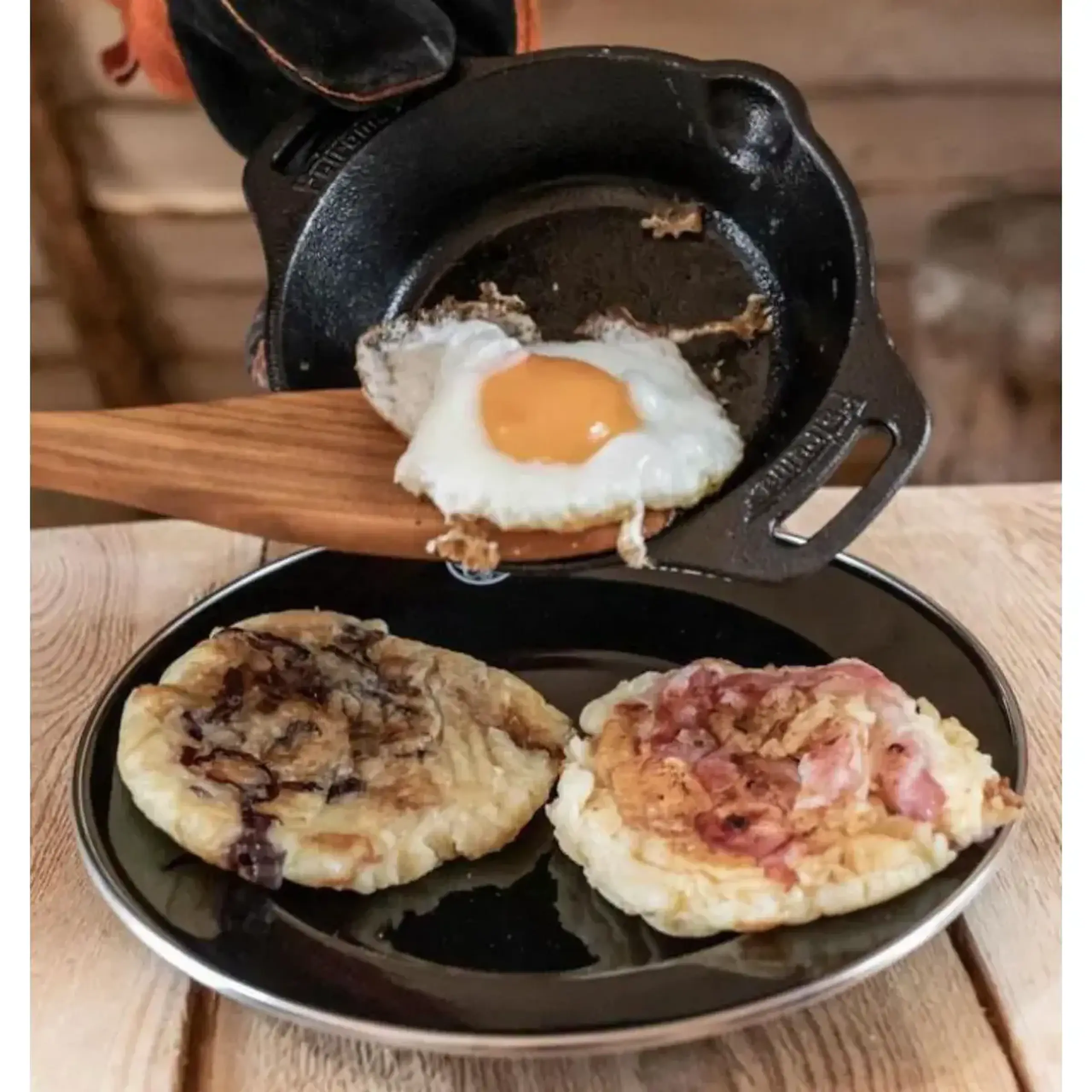 Tigaie Petromax Fire Skillet fp20h with two handles