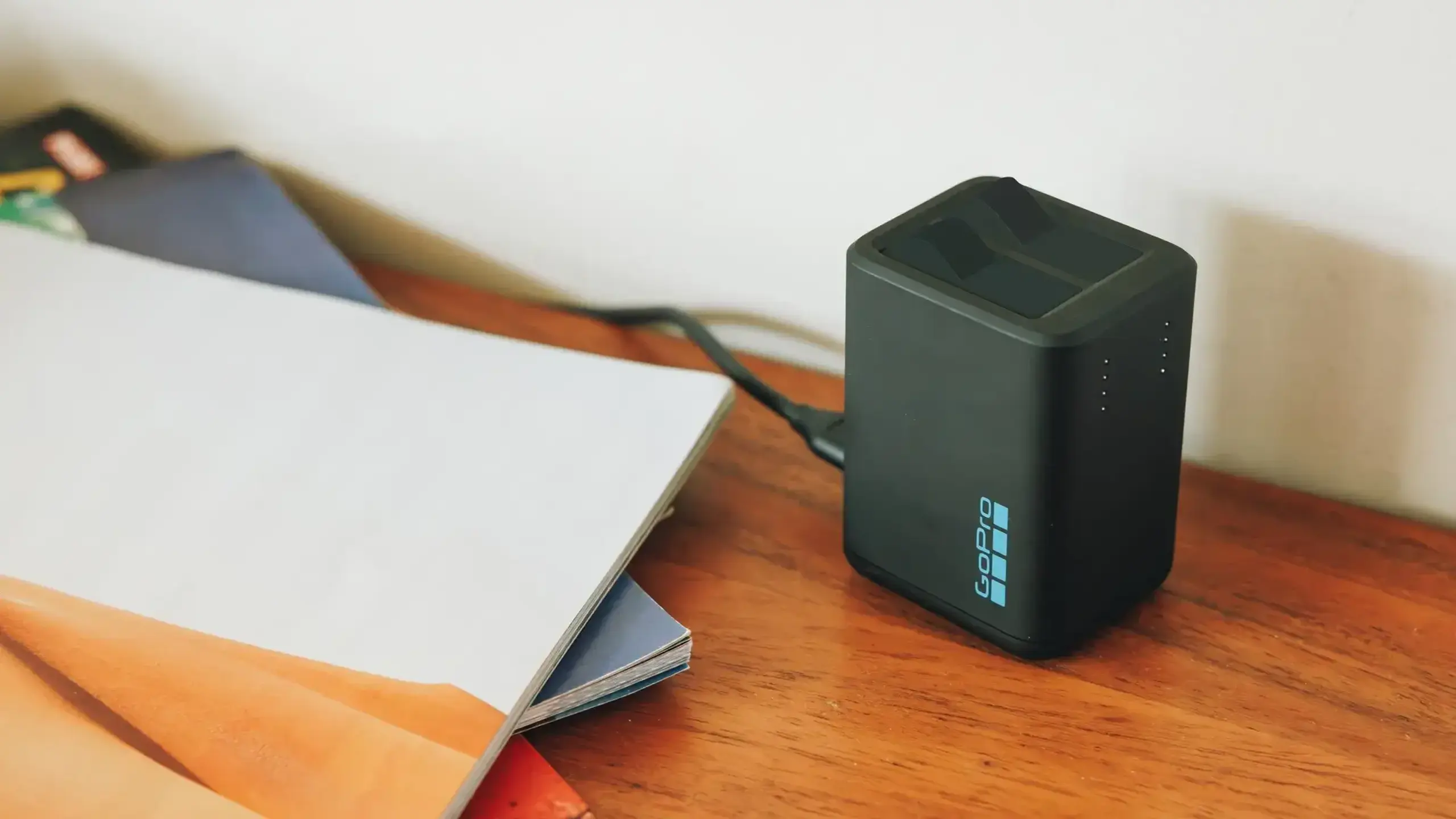 Încărcător GoPro Dual Battery Charger for Hero H13B + 2x acumulatori Enduro Battery (AEDBD-201)