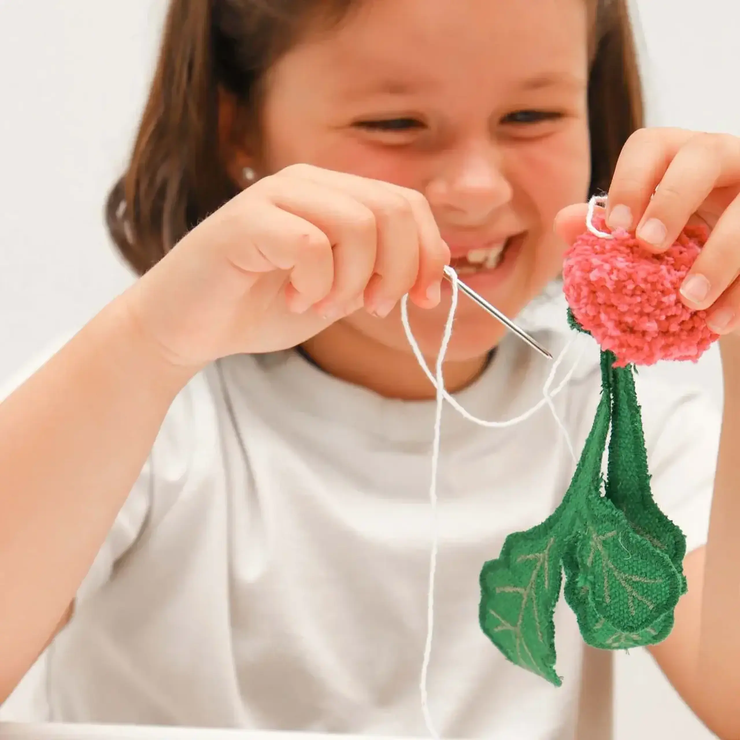 Kit de cusut DIY Ramona the Radish — Oli & Carol