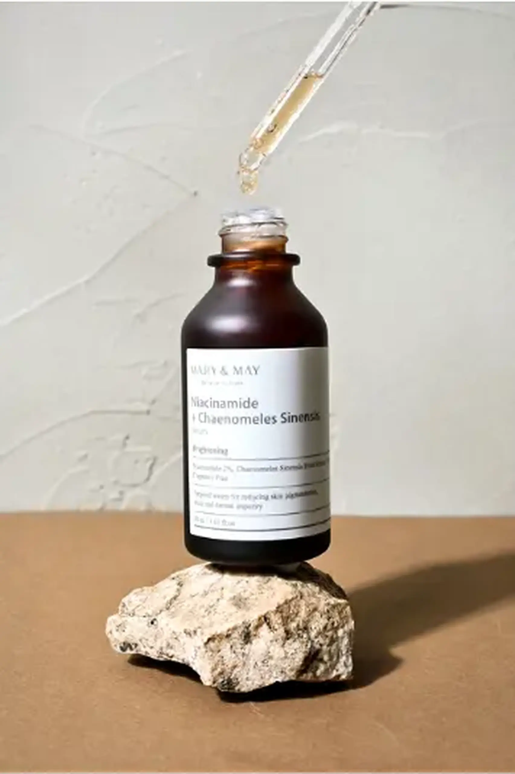 Ser cu efect de înălbire MARY &amp; MAY Niacinamide + Chaenomeles Sinensis Serum 30 ml