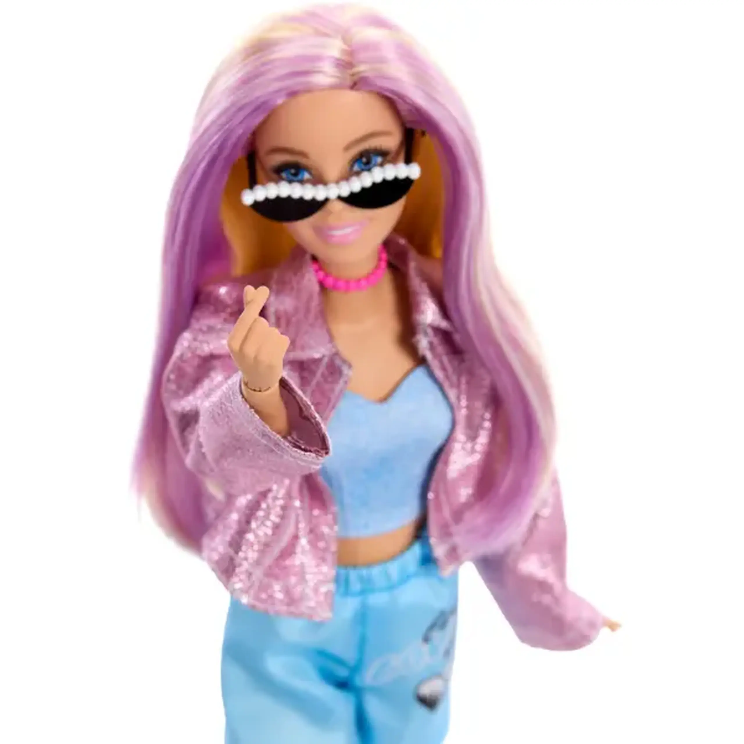 Păpușa Barbie cu 4 ținute, accesorii și păr cu schimbare de culoare
