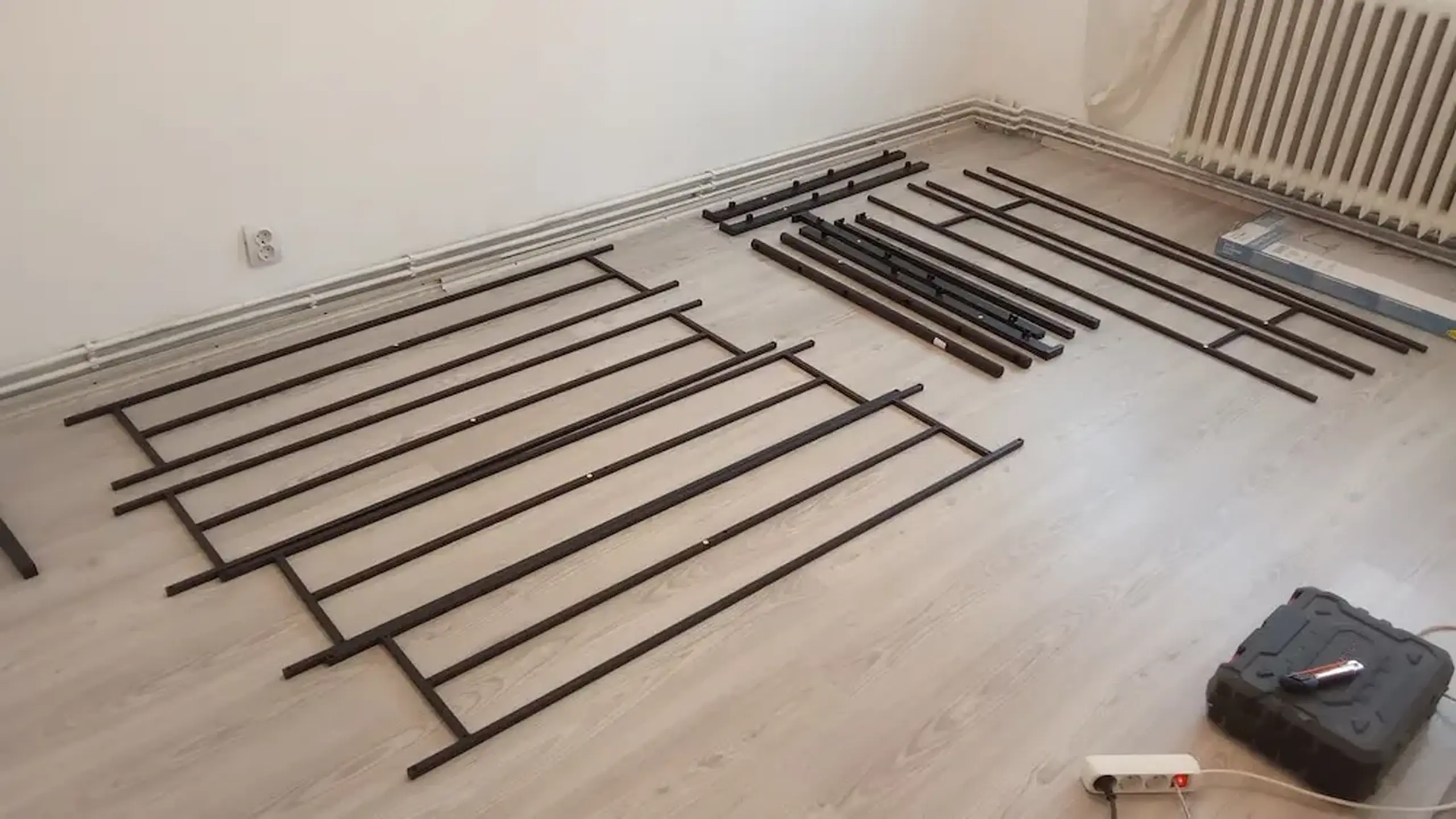 Cadru pat dublu in stil industrial, Homcom, Otel, 160 x 200 cm, Negru