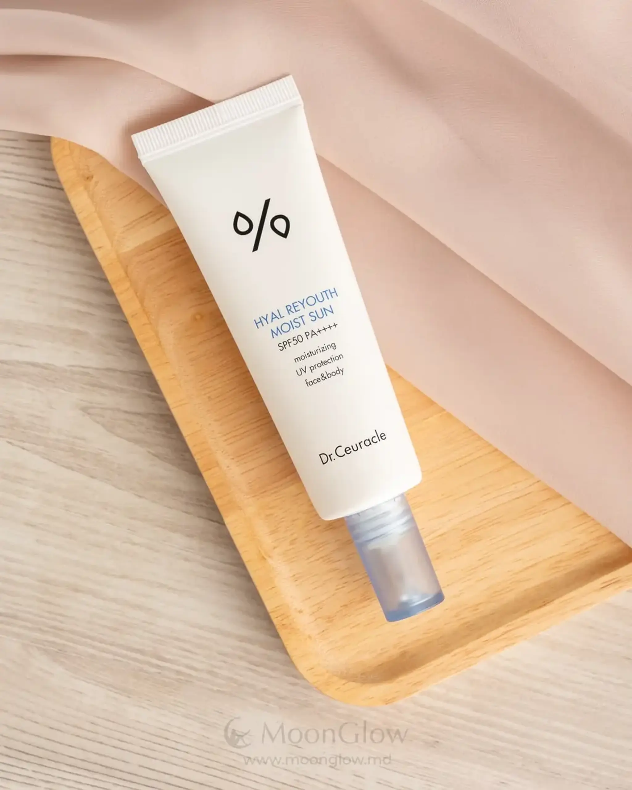 Cremă de protecție solară hidratantă cu filtre chimice de nouă generație foarte ușoară Dr. Ceuracle Hyal Reyouth Moist Sun SPF 50+/PA++++ 50ml