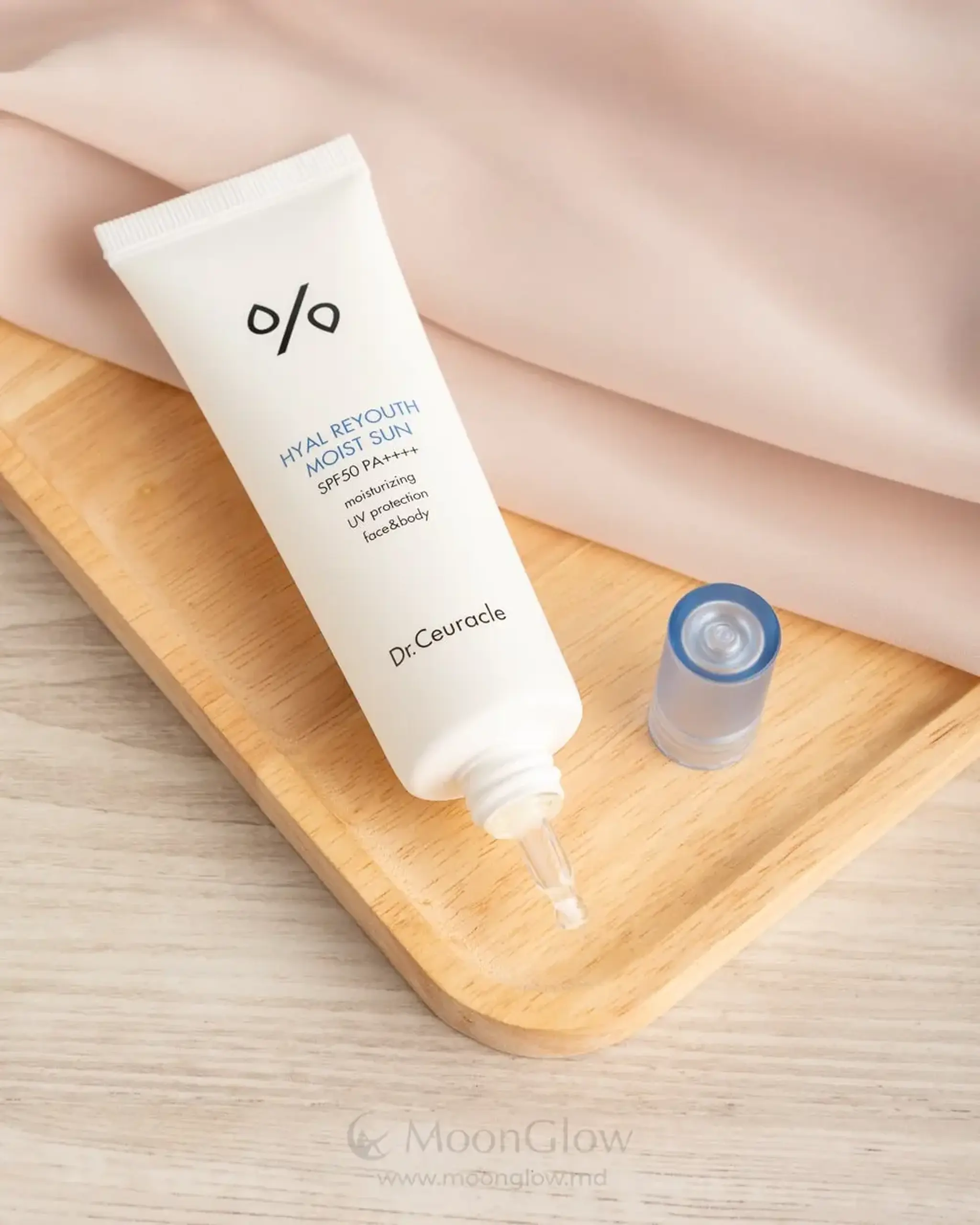 Cremă de protecție solară hidratantă cu filtre chimice de nouă generație foarte ușoară Dr. Ceuracle Hyal Reyouth Moist Sun SPF 50+/PA++++ 50ml
