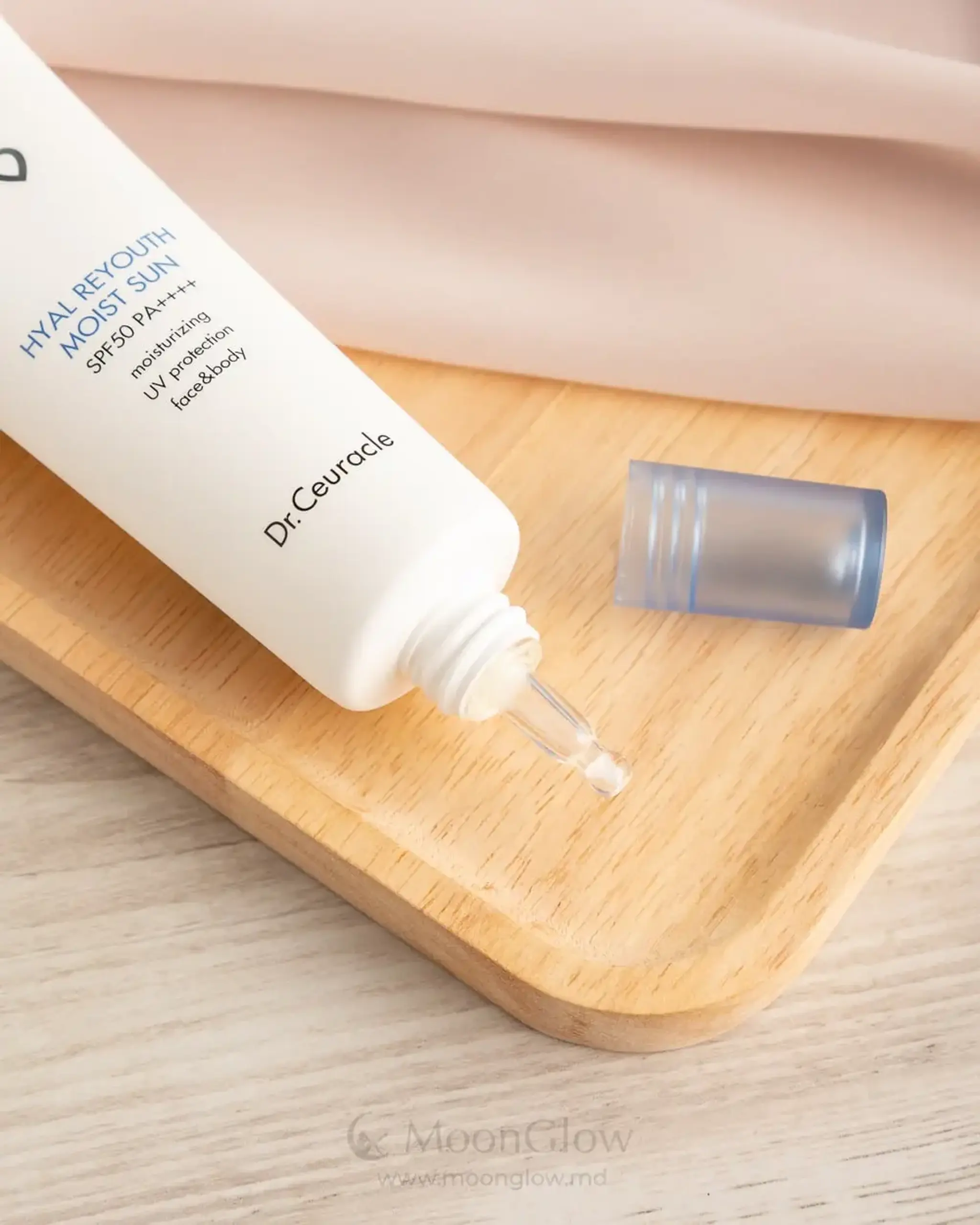 Cremă de protecție solară hidratantă cu filtre chimice de nouă generație foarte ușoară Dr. Ceuracle Hyal Reyouth Moist Sun SPF 50+/PA++++ 50ml