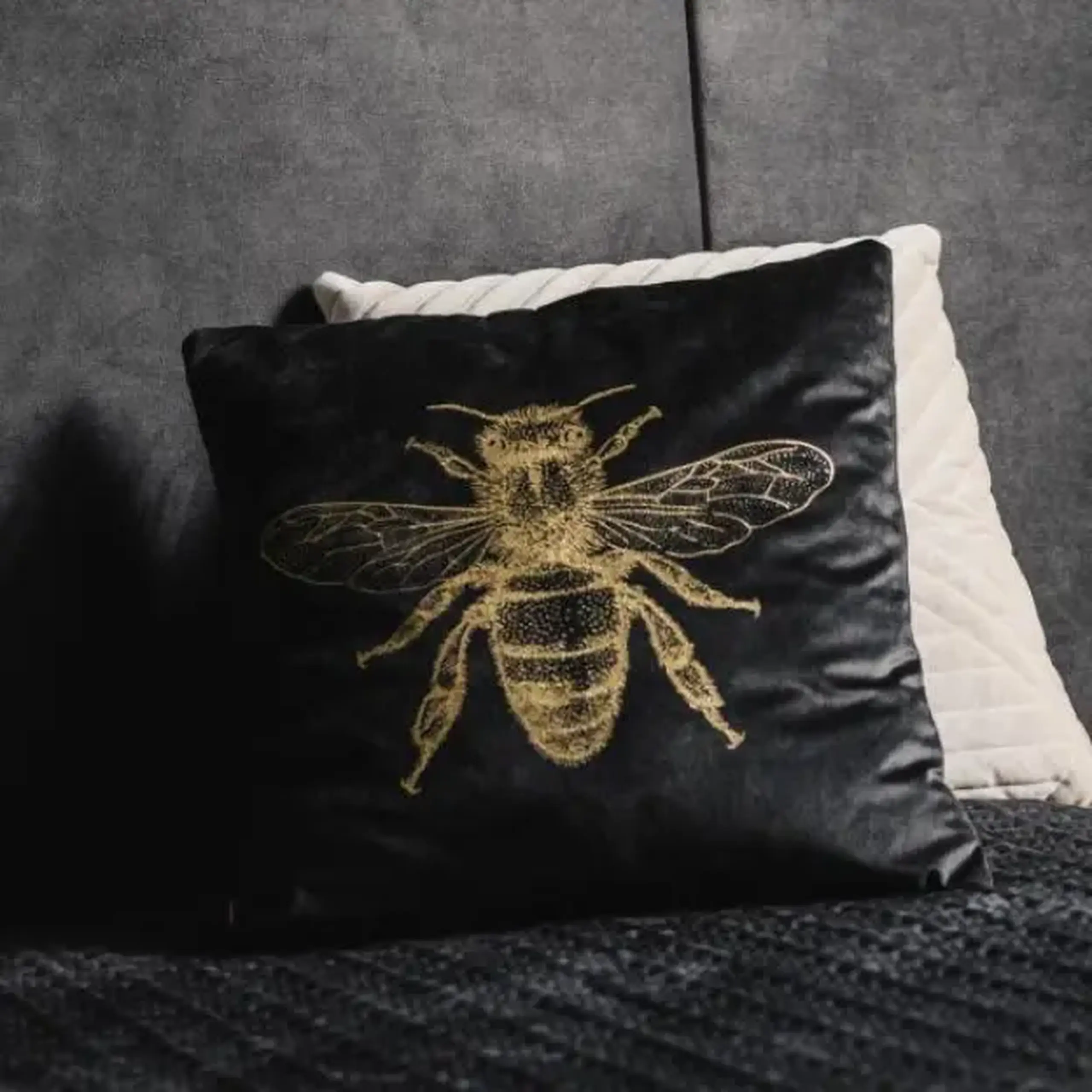 Față de pernă QUEENBEE