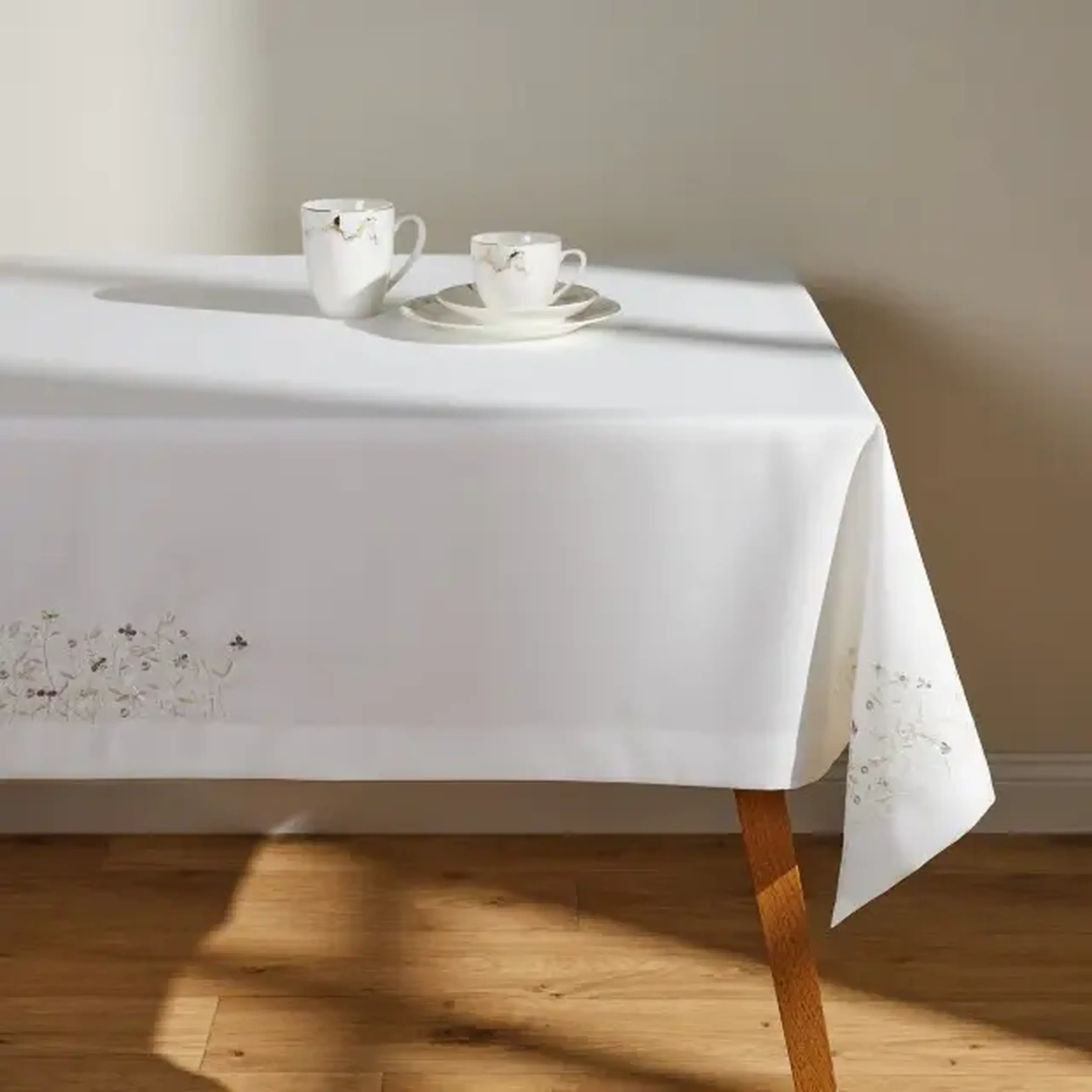 Față de masă cu broderie PINELI