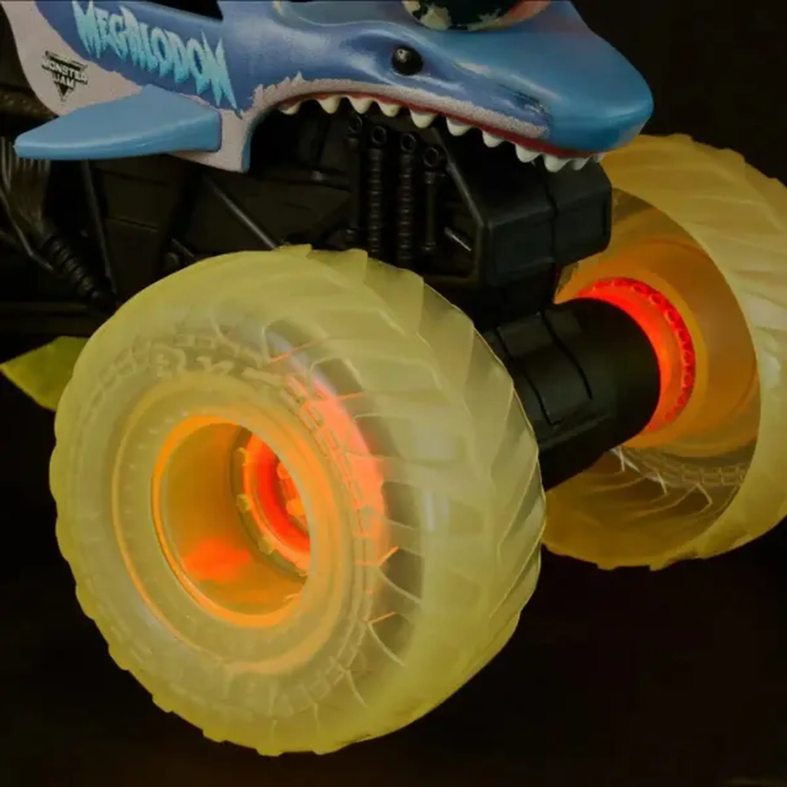 1:43 Set mașinuțe metalice Monster Jam Grave Digger și Megalodon cu efecte luminoase