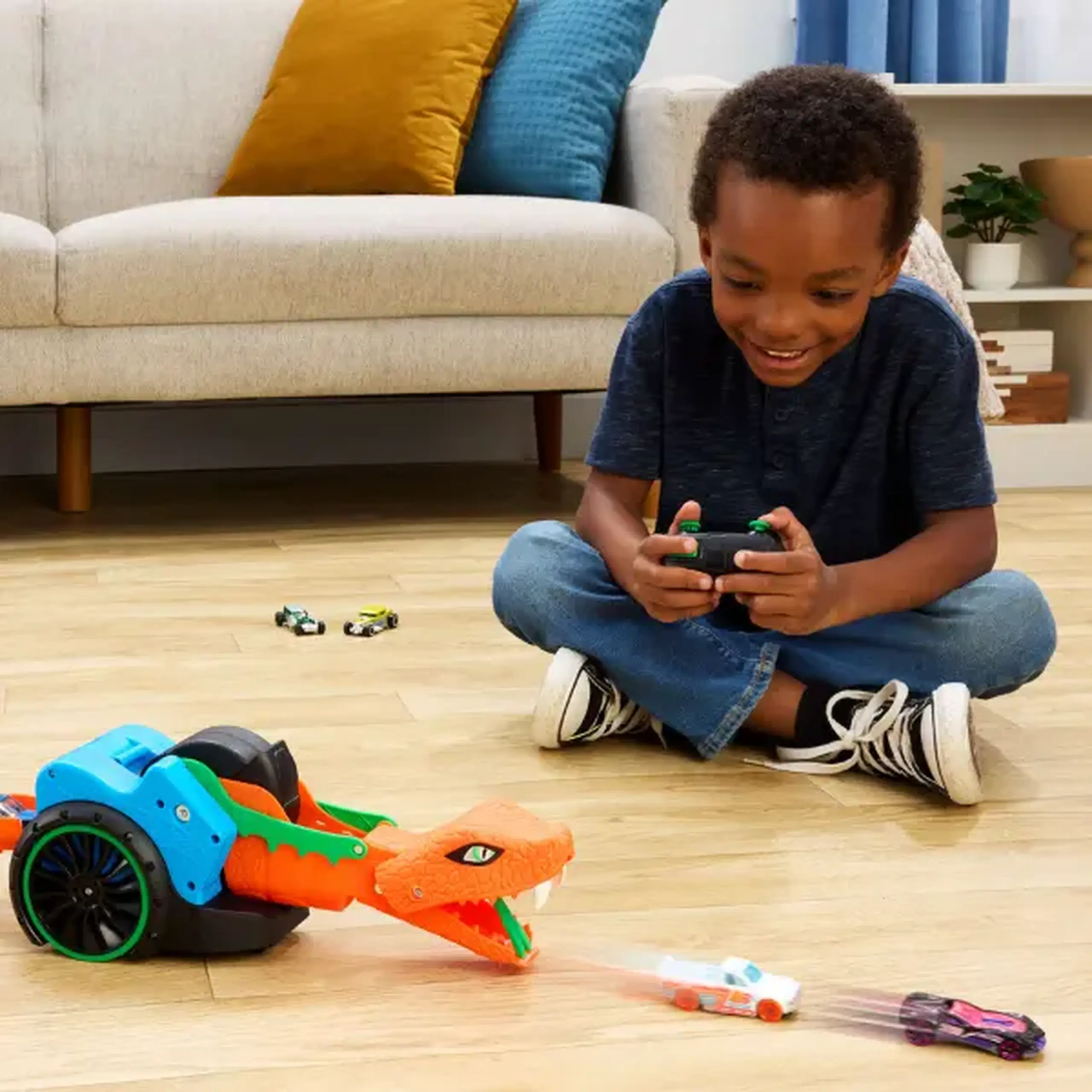 Șarpe cu telecomandă Hot Wheels Let’s Race „Slither ’N Strike” cu mașinuță, 82 cm