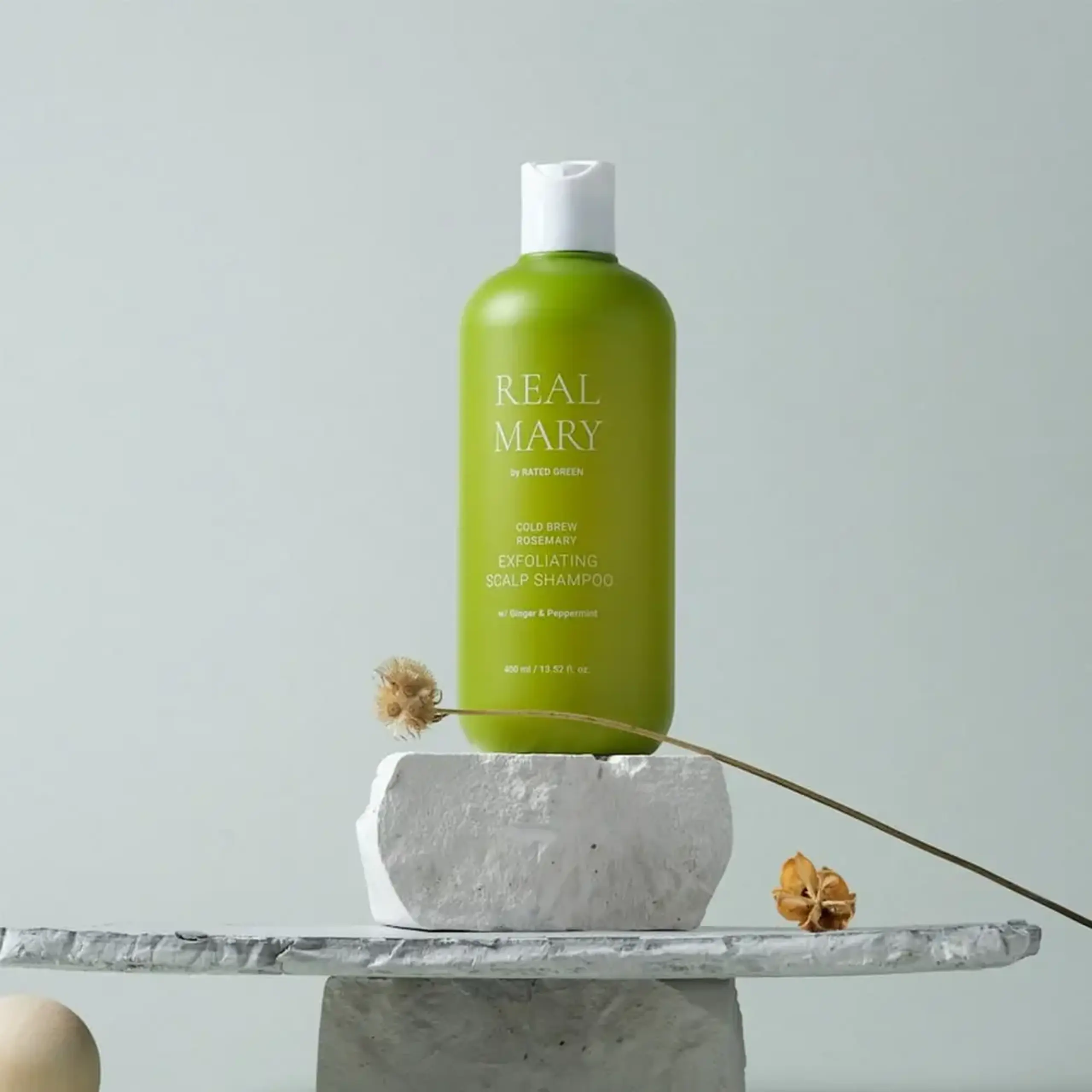 Șampon pentru curățarea scalpului gras cu extract de Rozmarin Rated Green Cold Brew Rosemary Exfoliating Scalp Shampoo 400 ml