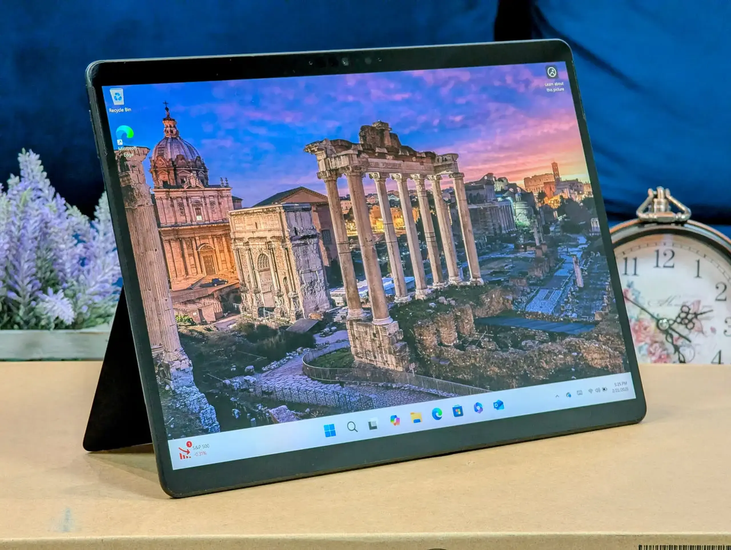 Microsoft Surface Pro X | SQ1 | 16GB RAM | 256GB SSD | 13″ PixelSense Touch | Tastatură roșie