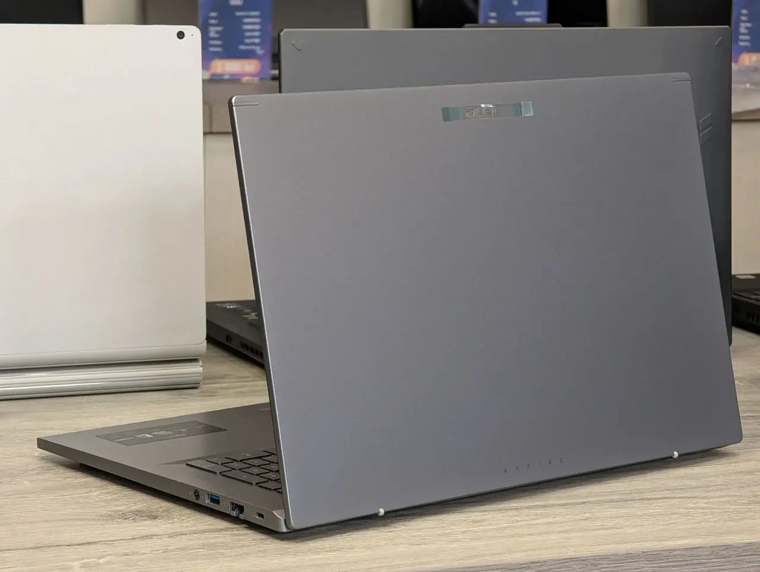 Nou! Acer Aspire 17 | Core 7 150U | 16GB | SSD 1TB | Intel Graphics | FHD IPS